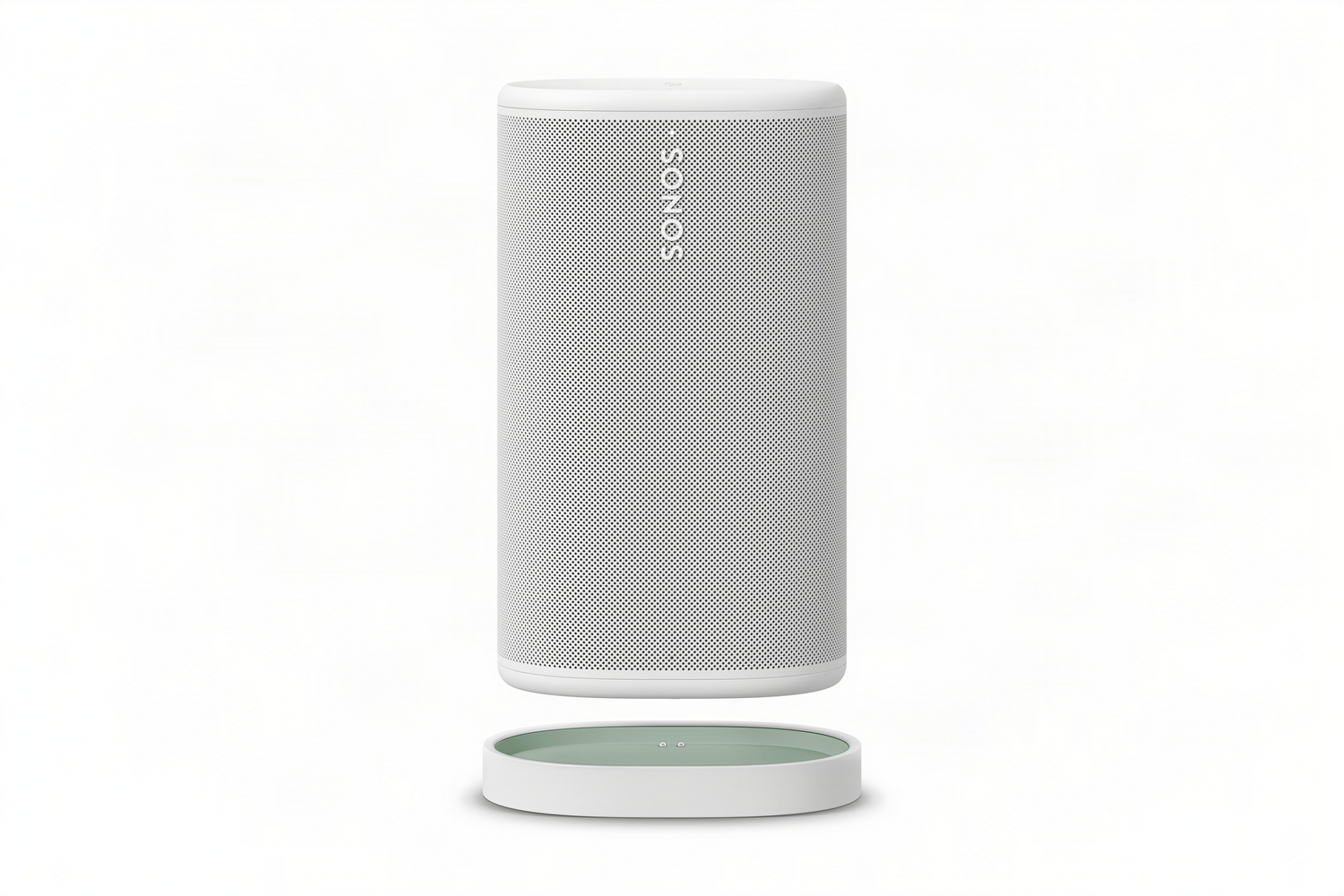 Un altavoz Sonos blanco con una base de carga verde debajo.