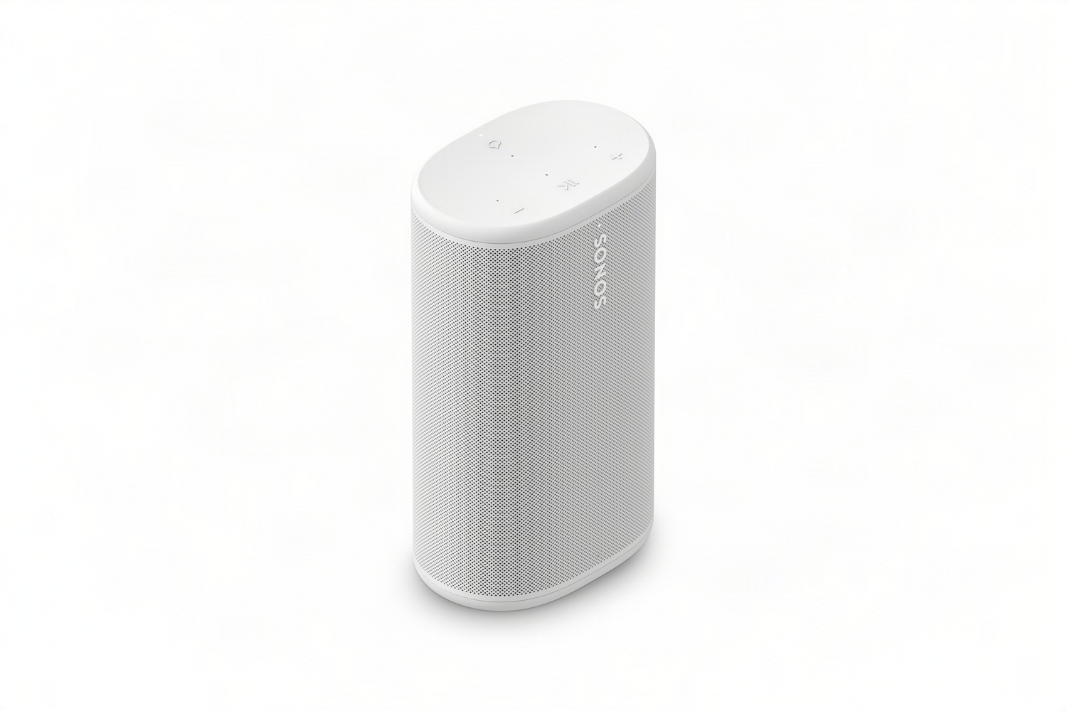 Un altavoz Sonos blanco con superficie perforada sobre fondo blanco.