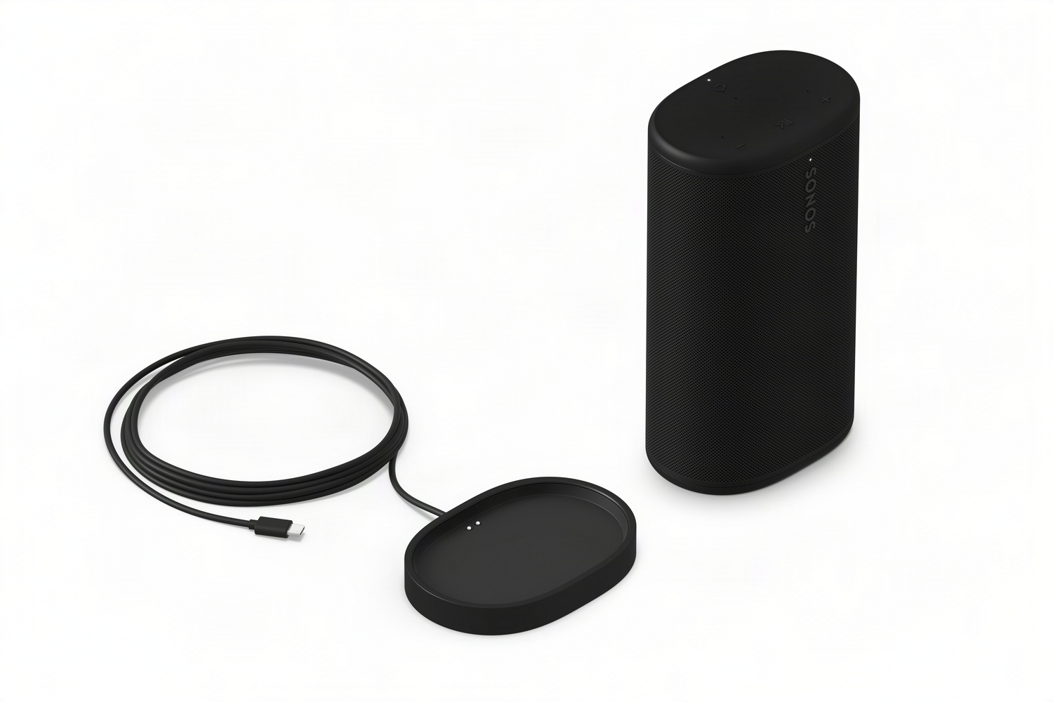 Altavoz Sonos negro con cable de carga y base de carga sobre fondo blanco.