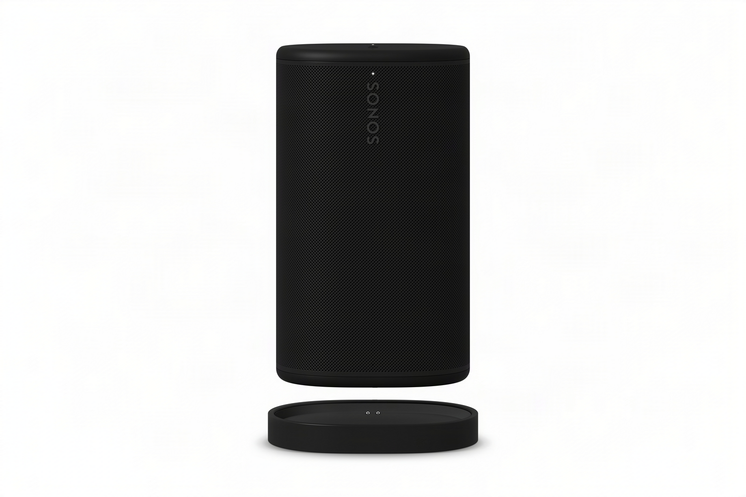 Un altavoz Sonos negro está sobre su base de carga.