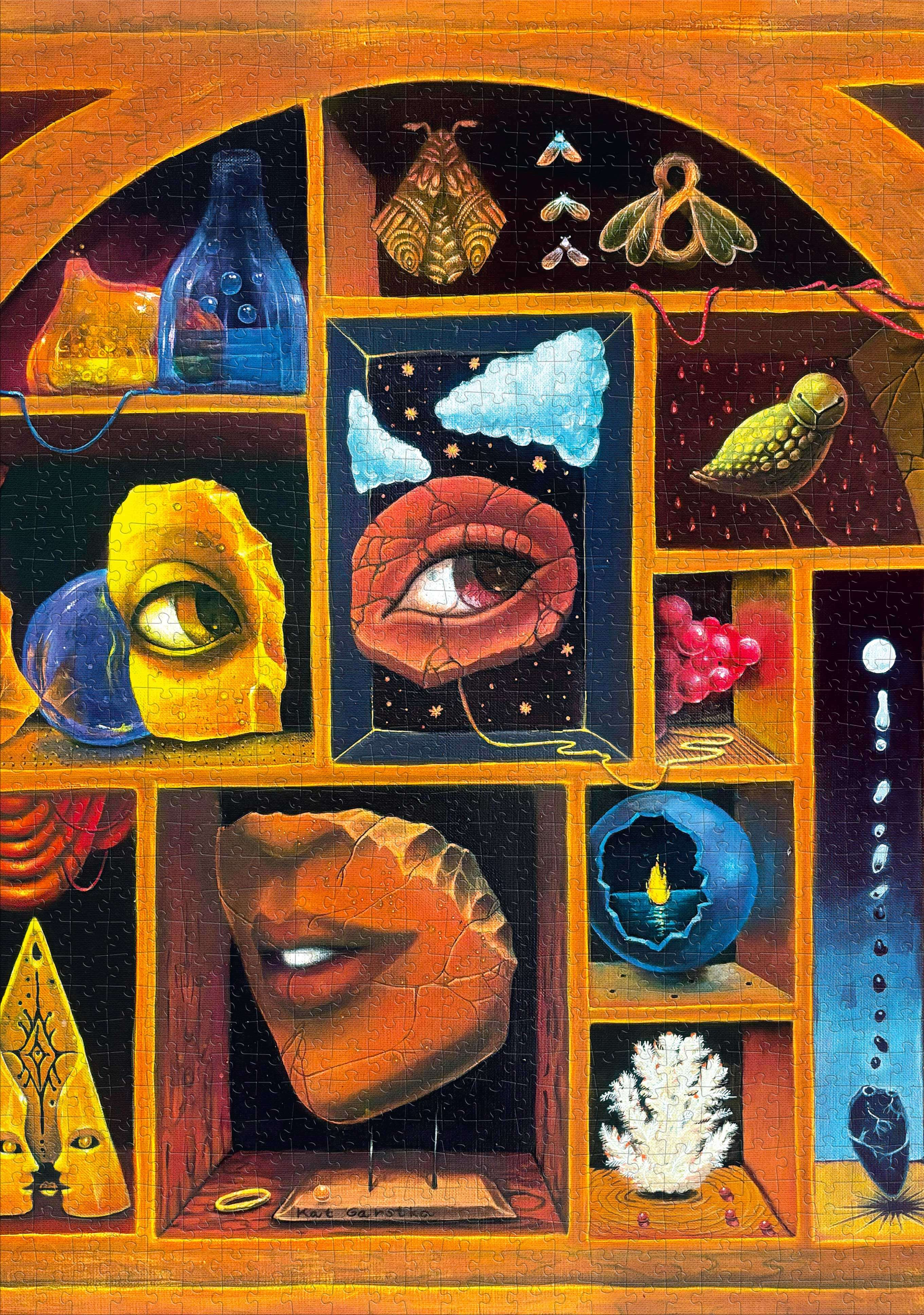Szürrealista kollázs szemekkel, rovarokkal, gyümölcsökkel és érdekességekkel fa rekeszekben.