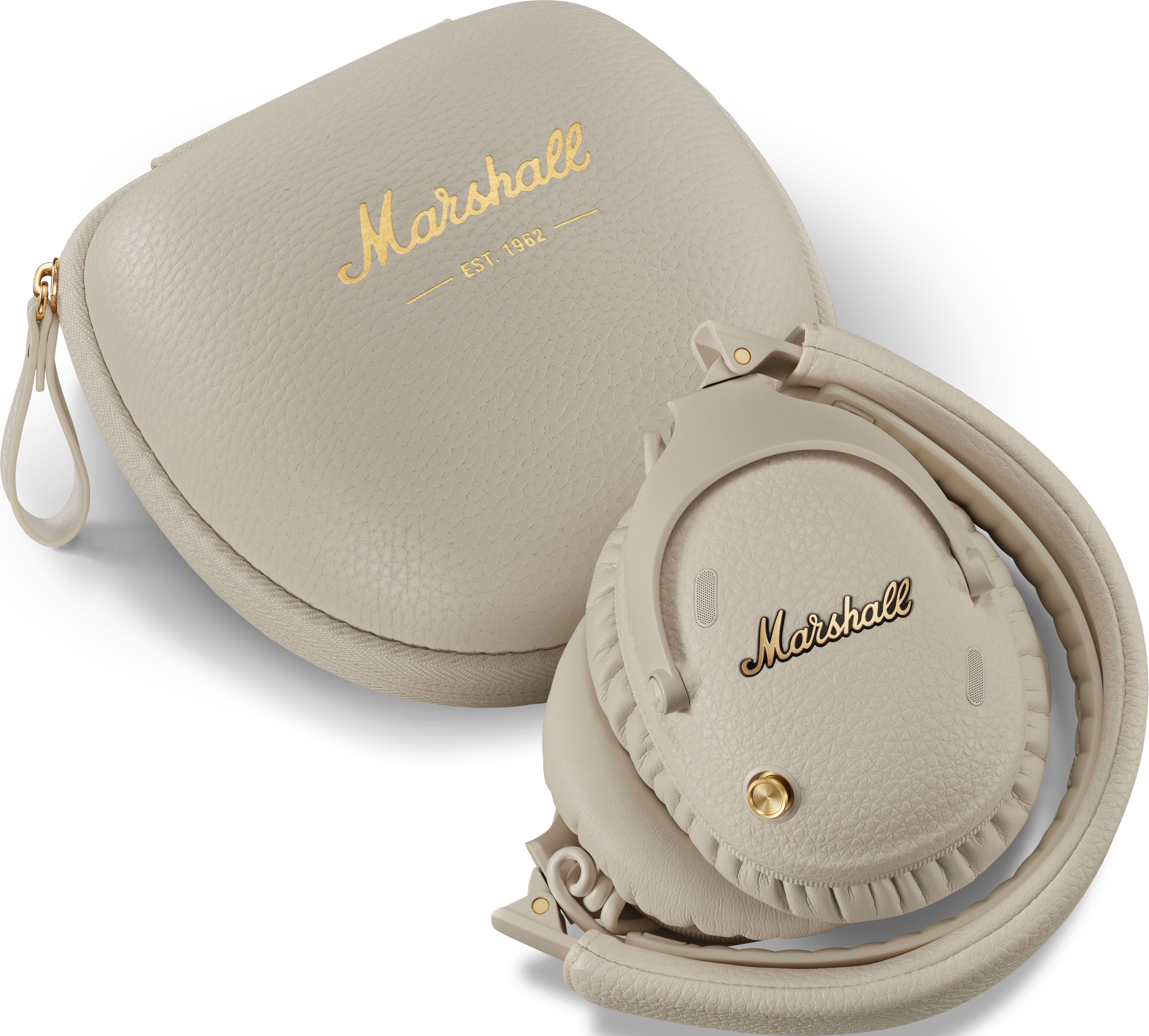 Un paio di cuffie Marshall beige e la sua custodia giacciono fianco a fianco su sfondo bianco.