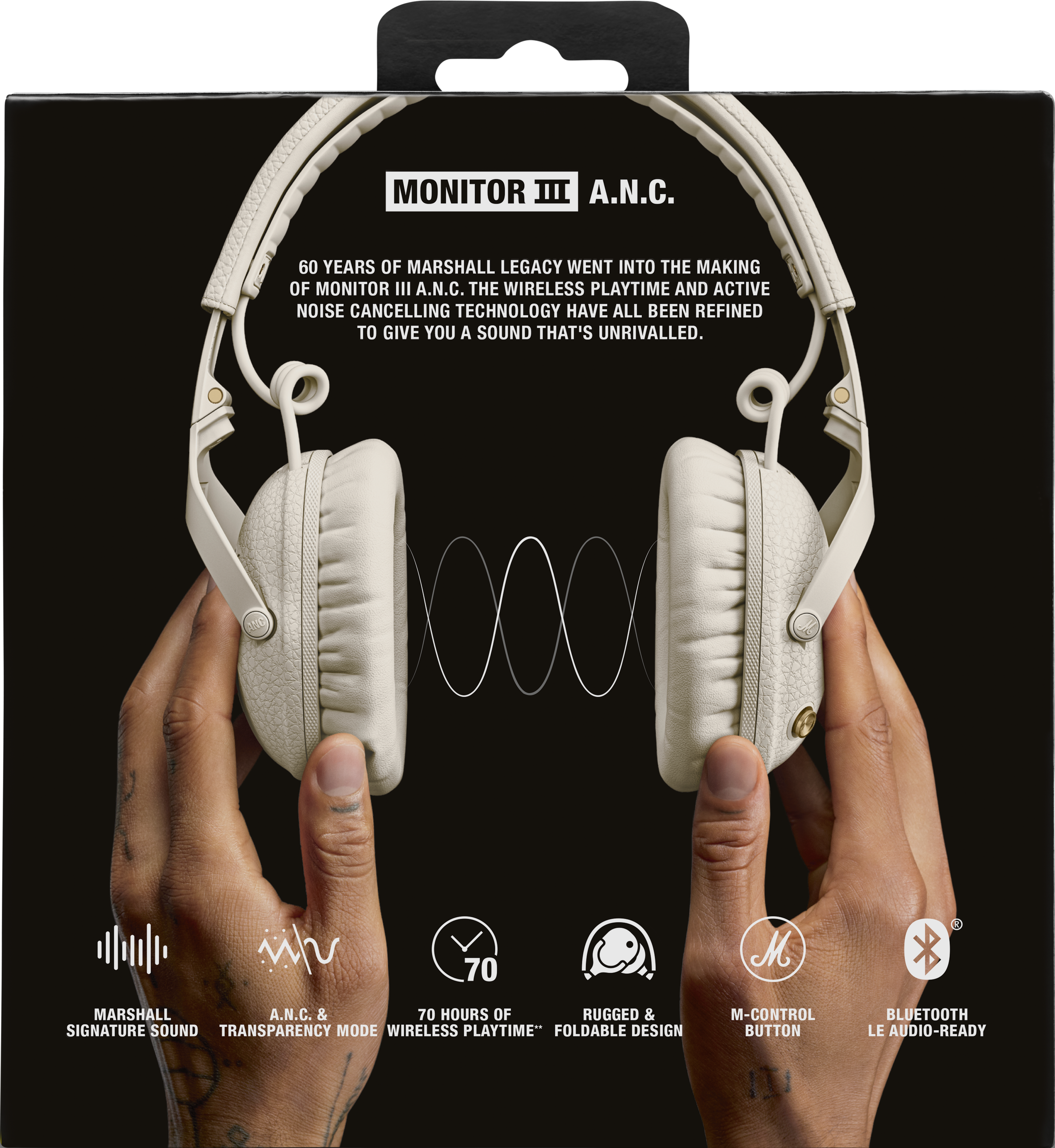 Mani tengono cuffie bianche con logo Marshall. Icone mostrano le funzionalità.