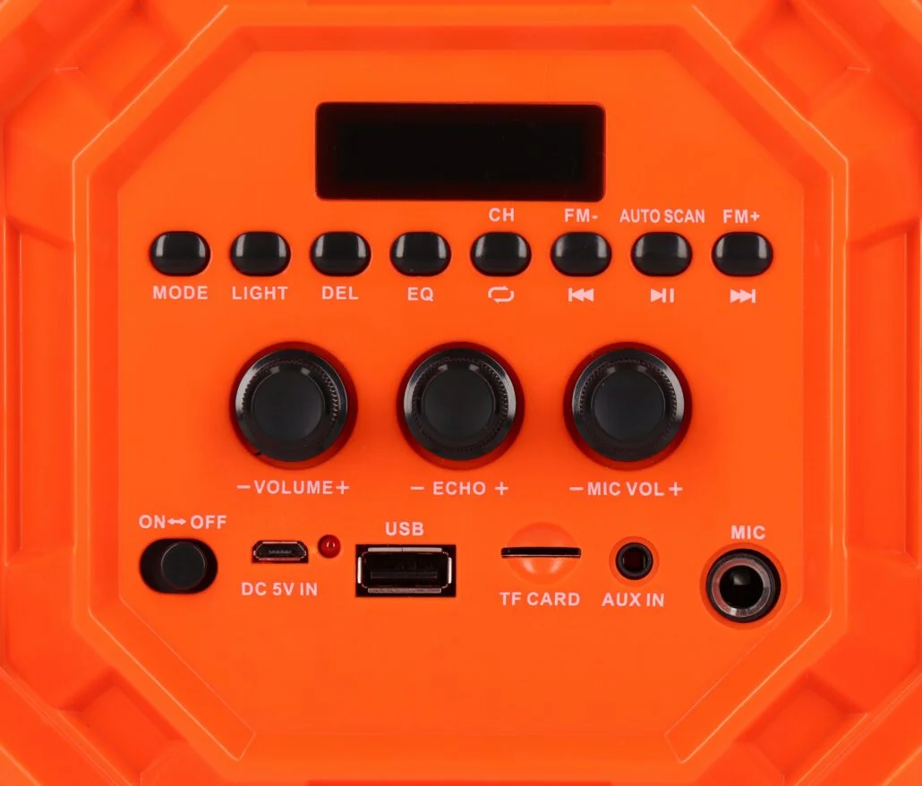 Pomarańczowy panel sterowania głośnika z przyciskami, pokrętłami, wyświetlaczem, portami USB i kart TF.