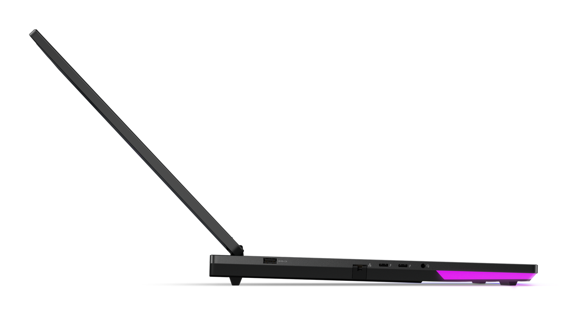 Czarny laptop z otwartym ekranem, portami USB i podświetlanymi akcentami u podstawy.