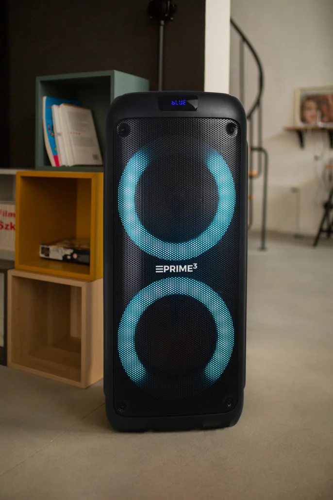 Czarny głośnik z niebieskimi pierścieniami LED, logo E PRIME3.