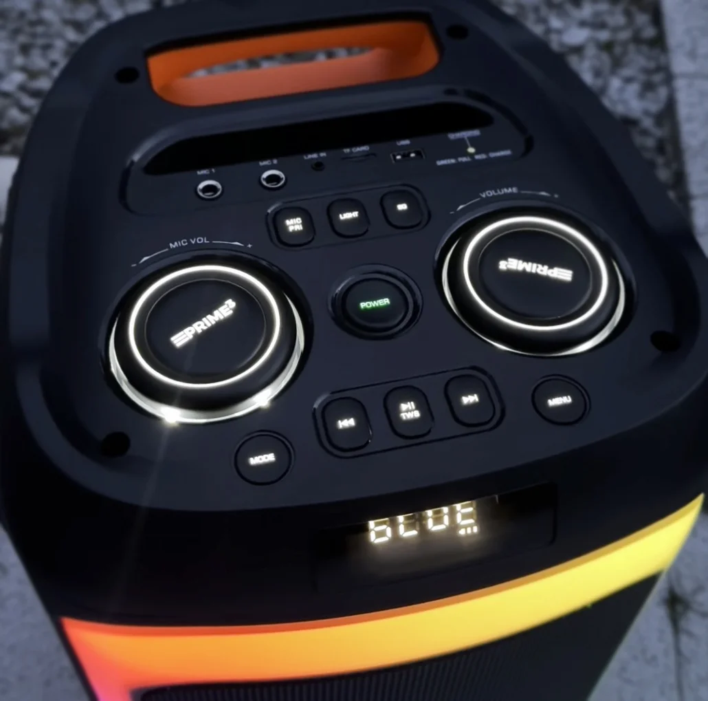 Czarny głośnik ze światłami, przyciskami i cyfrowym wyświetlaczem.