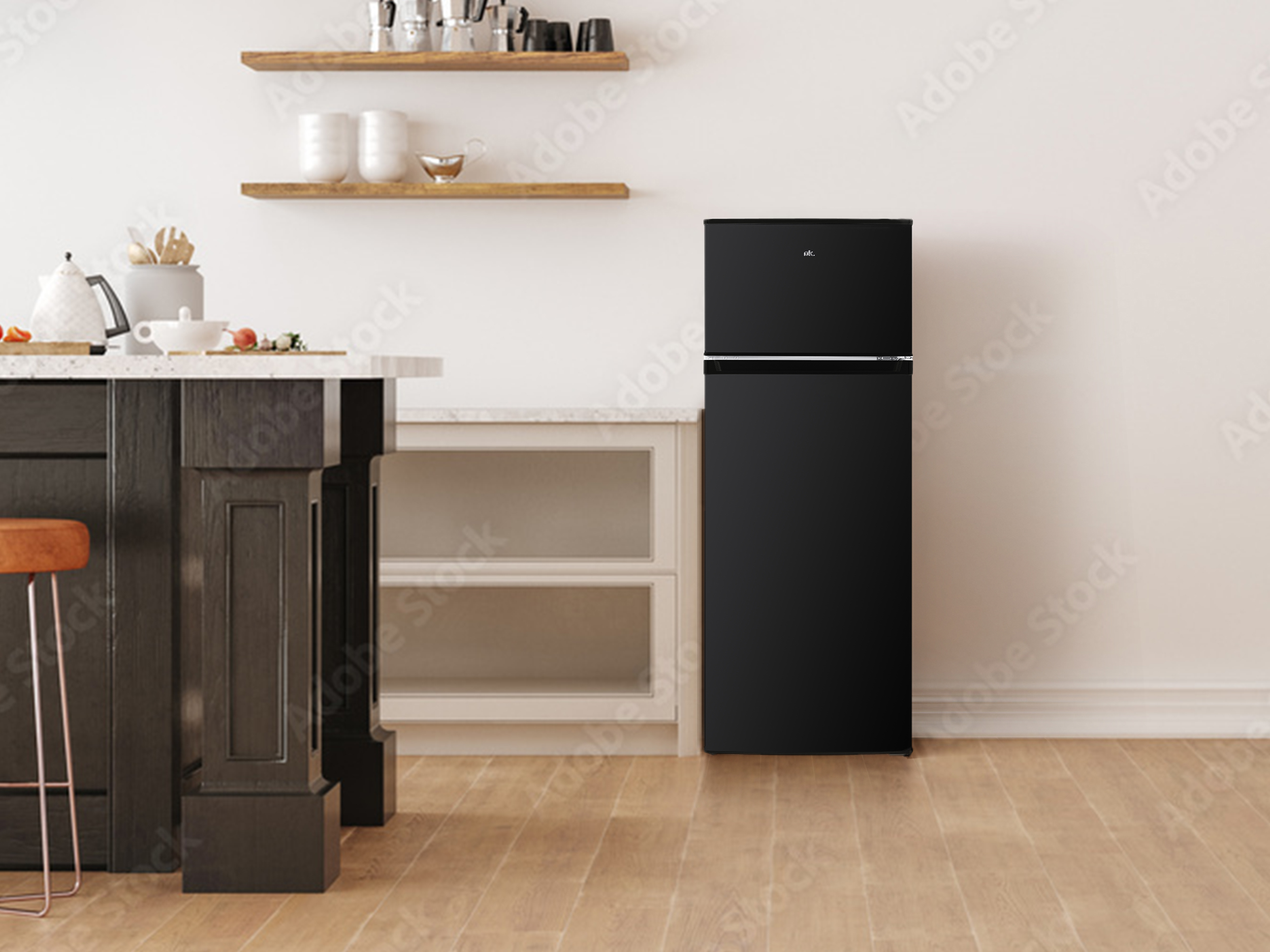 Schwarzer Kühlschrank neben einer Kücheninsel mit Hocker und Regalen.