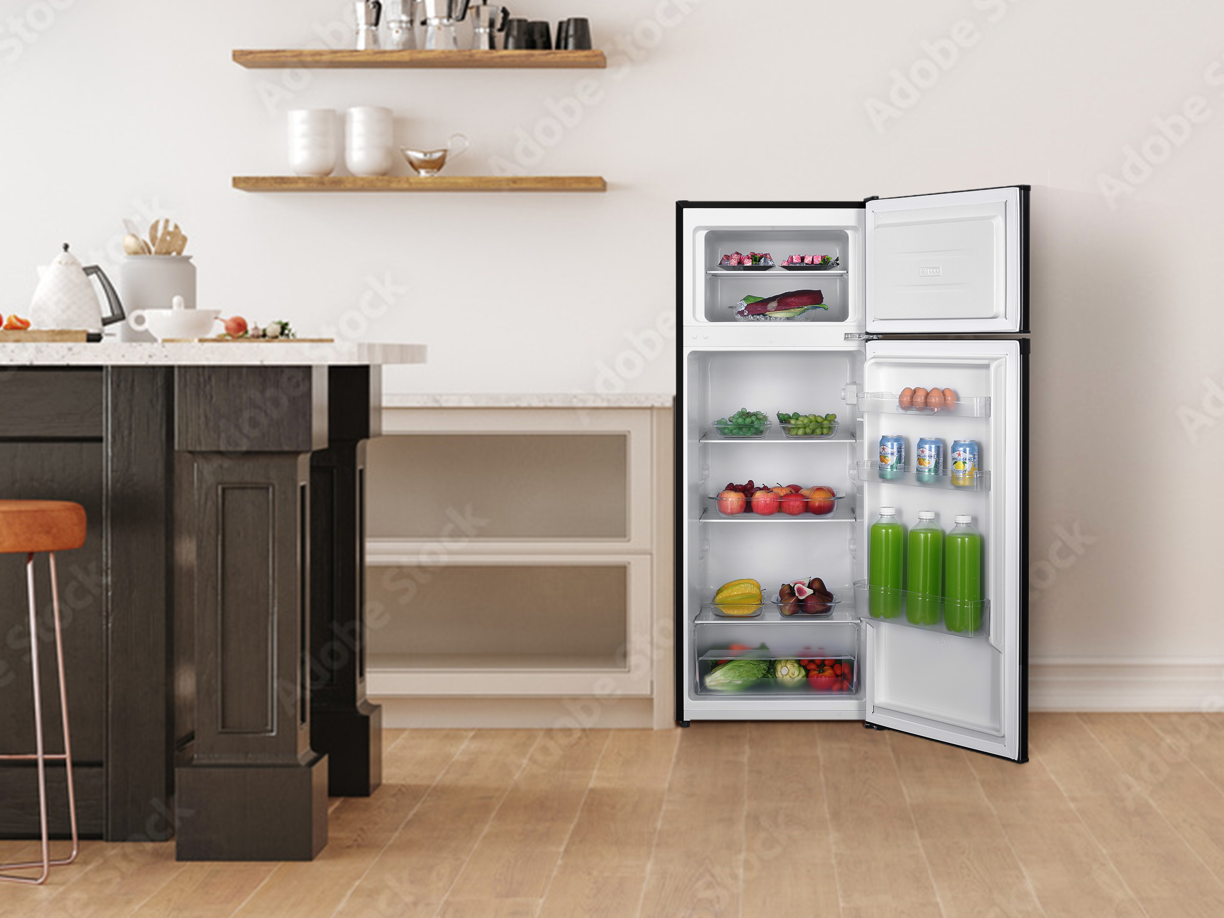 Ein offener Kühlschrank mit Lebensmitteln und Getränken, daneben eine Küchenzeile.