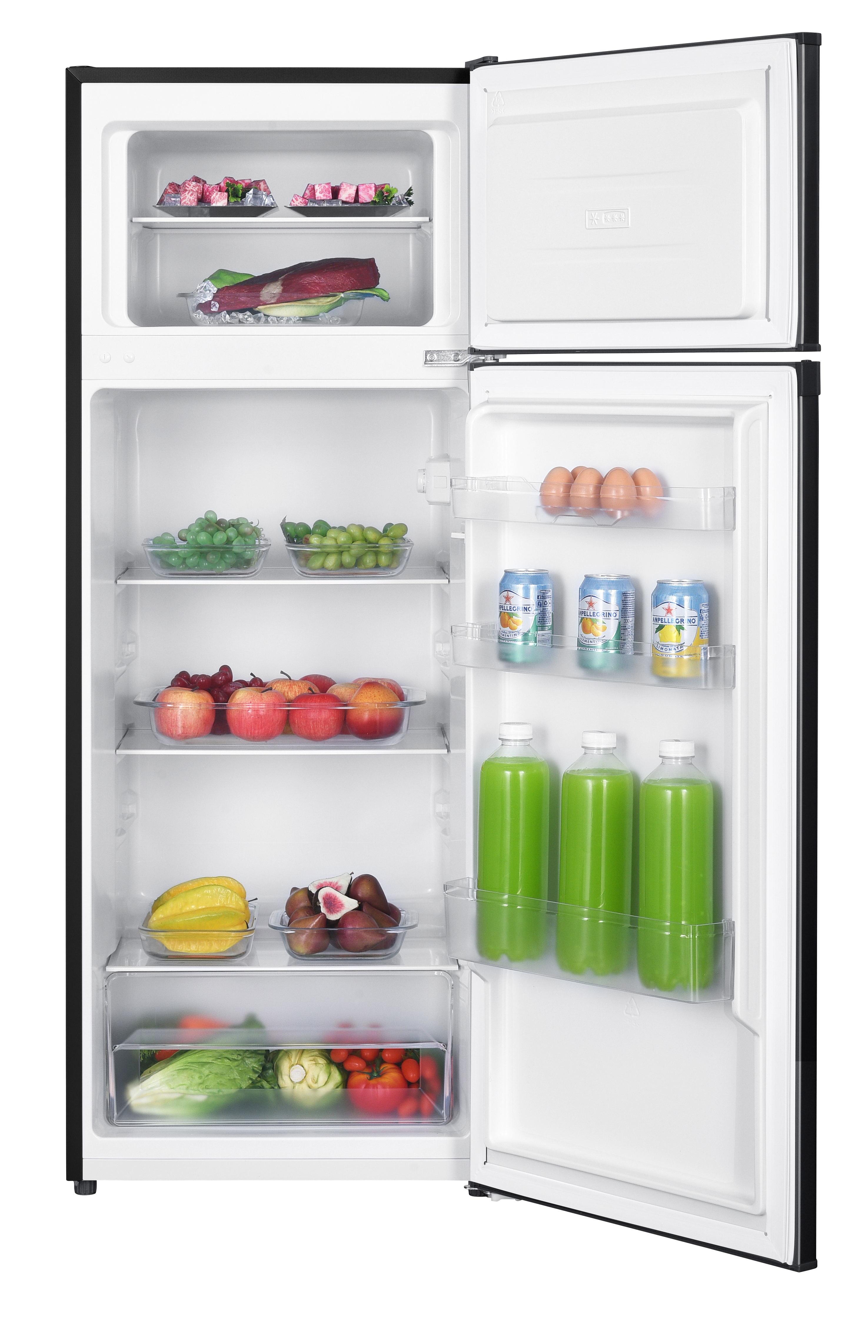 Ein offener Kühlschrank mit Lebensmitteln. Oben Fleisch, unten Obst und Gemüse.
