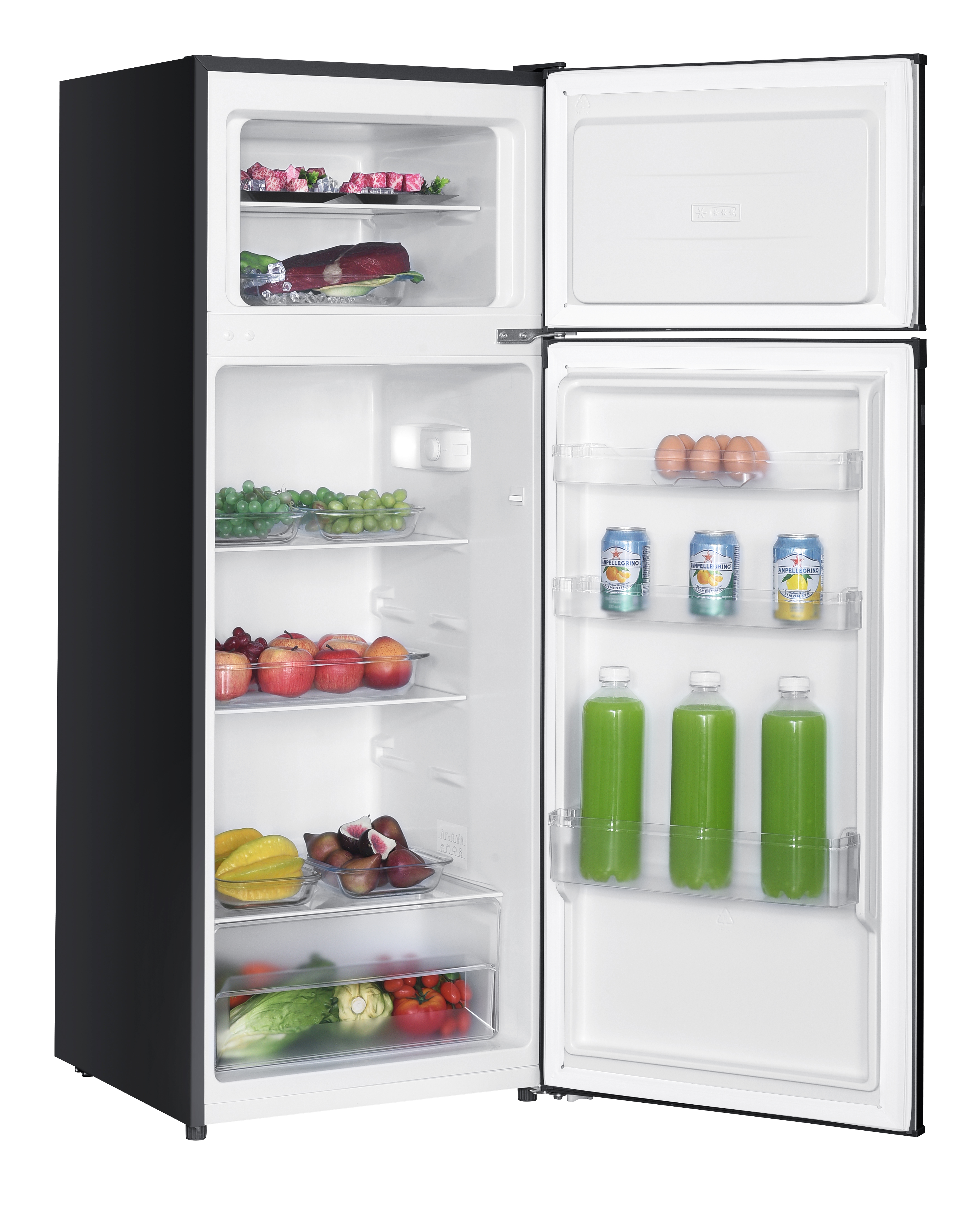 Ein offener schwarzer Kühlschrank mit Lebensmitteln, darunter Fleisch, Obst, Gemüse und Getränke.