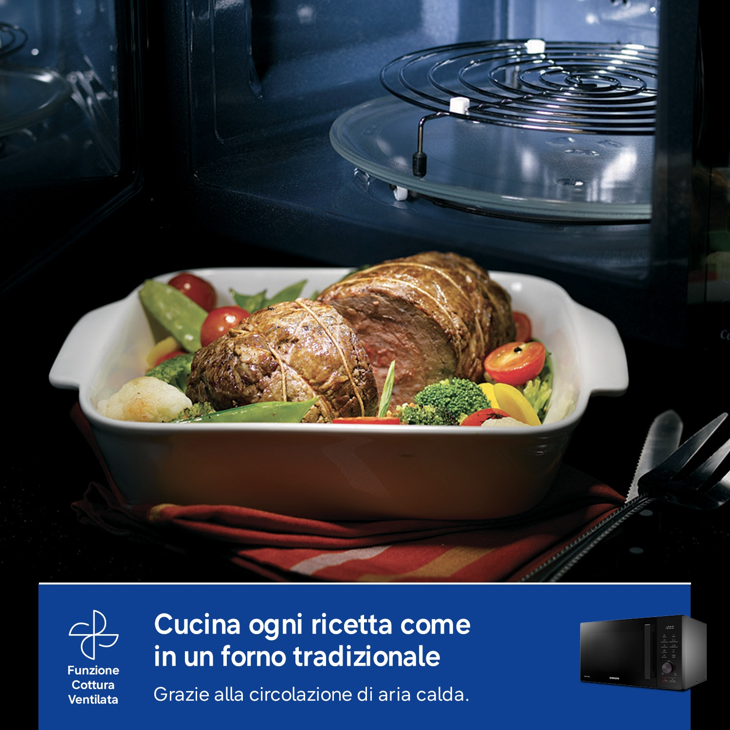 Un arrosto con verdure in una teglia all'interno di un microonde aperto.