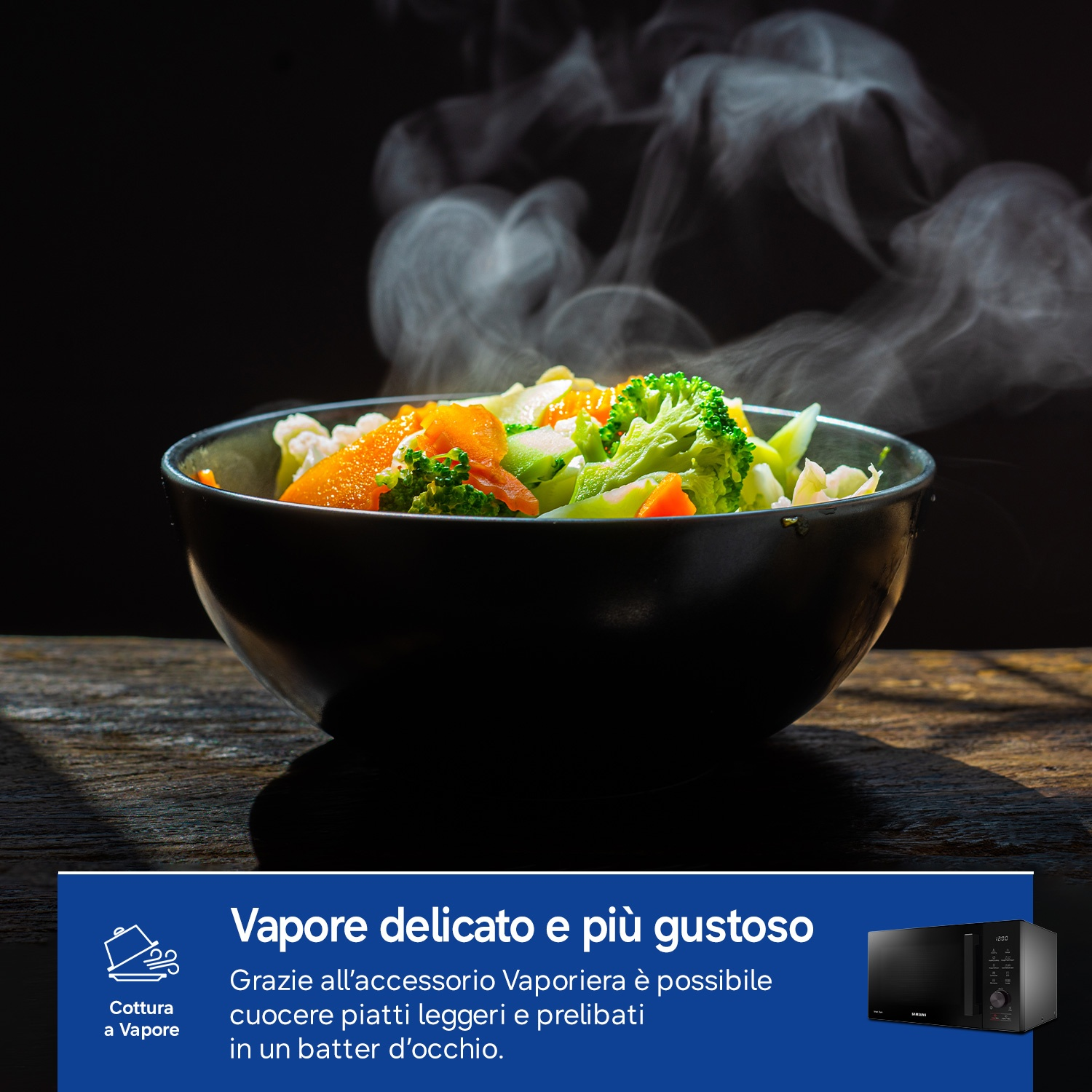 Verdure al vapore in una ciotola, con vapore che sale, su sfondo scuro.