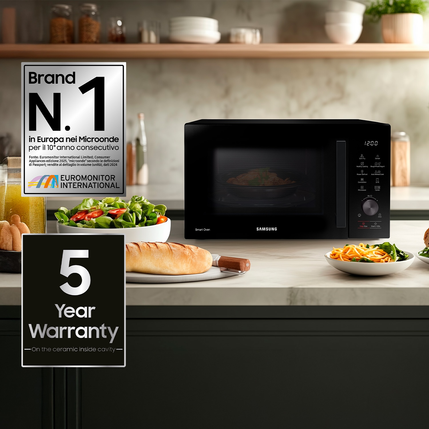 Forno a microonde nero con cibo e insalata, con loghi di garanzia e marca.