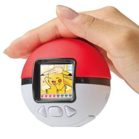 Un juguete con forma de Pokeball con Pikachu en pantalla. Mano sujetándolo.
