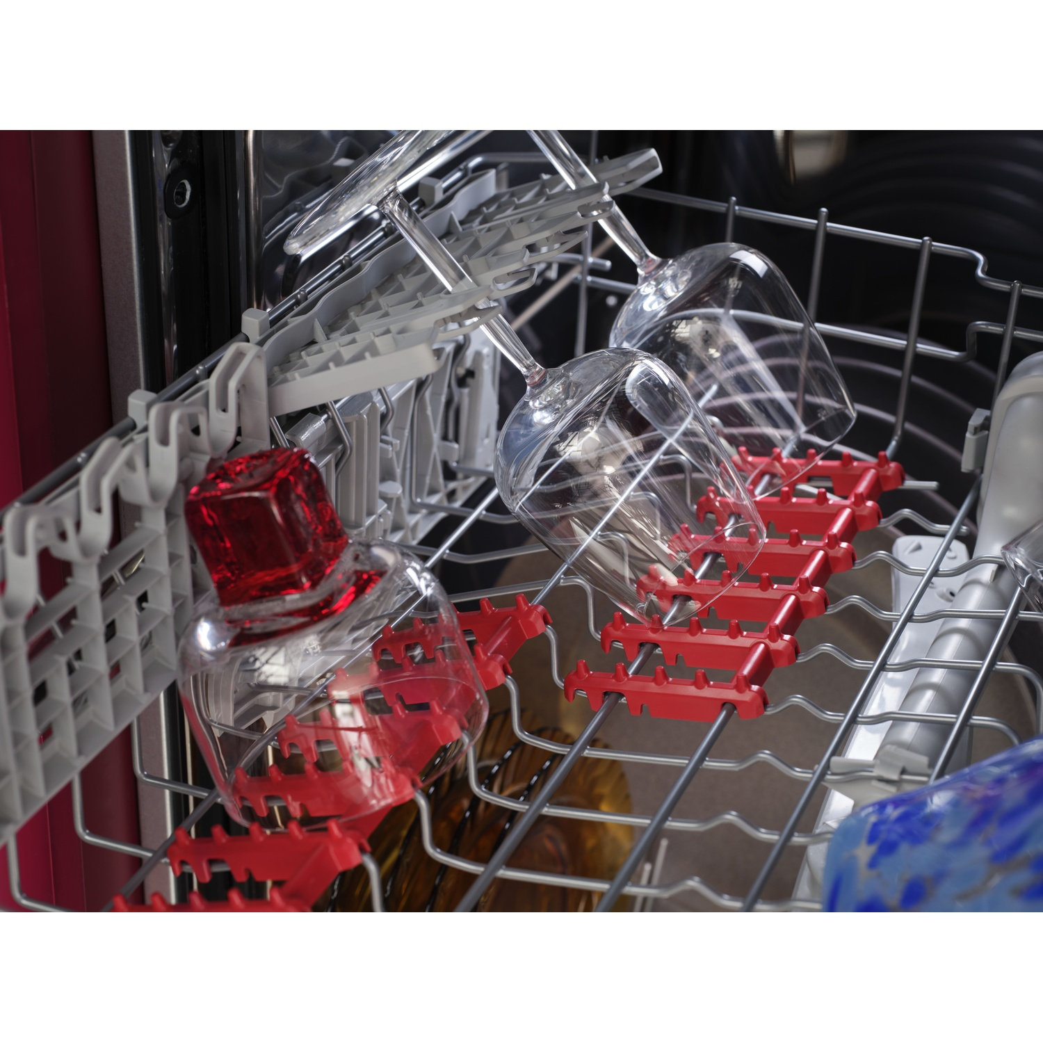 Bicchieri e un oggetto rosso in una lavastoviglie.