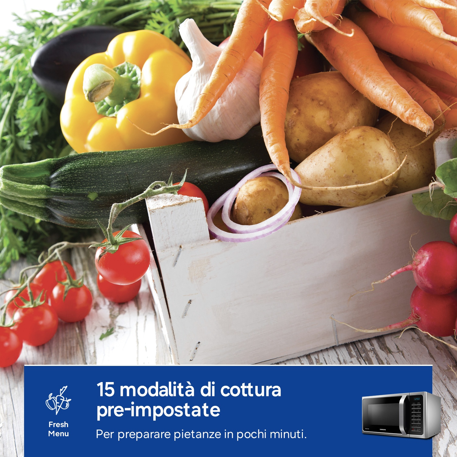 Verdure fresche come carote, peperoni, patate, zucchine e pomodori in una cassetta di legno.