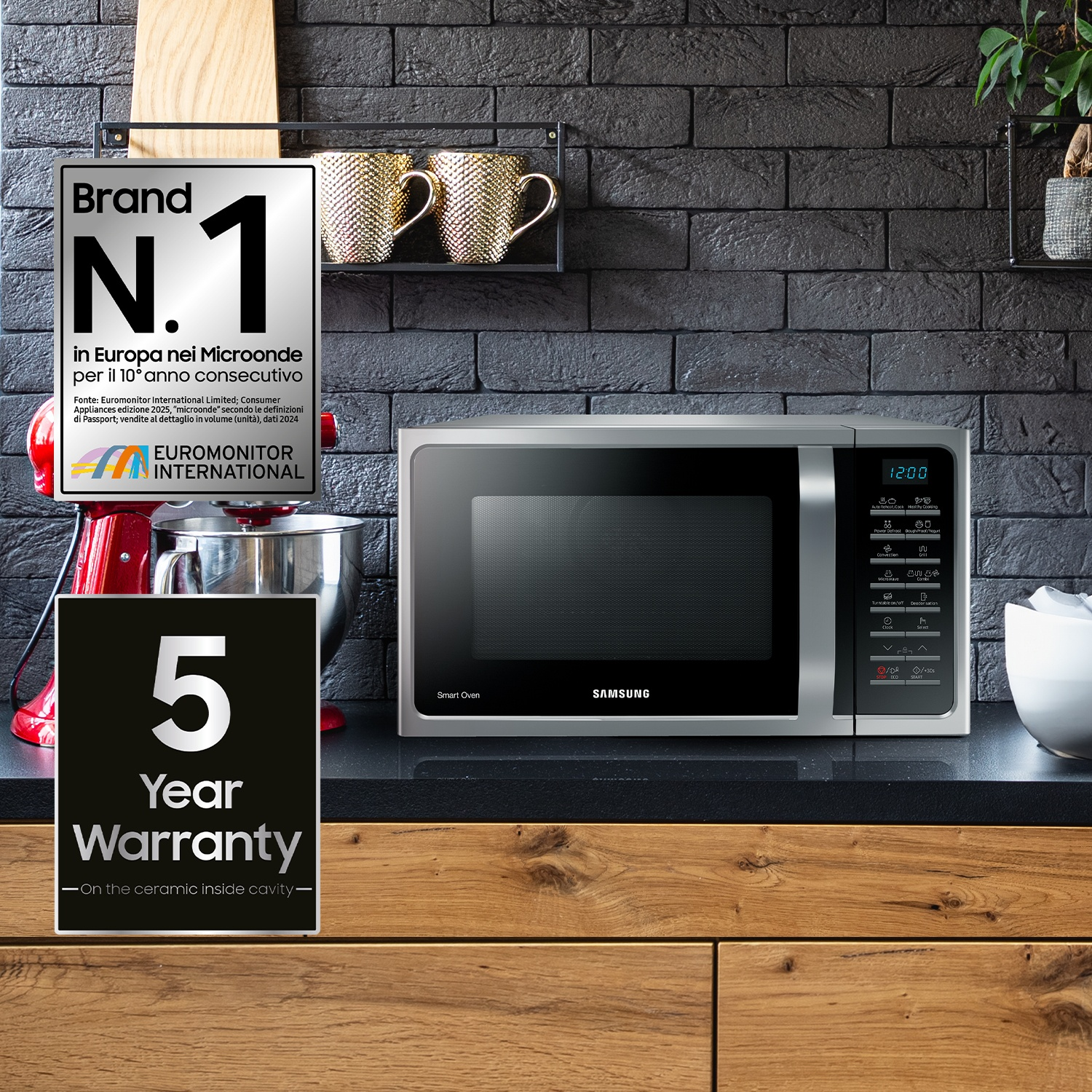 Un forno a microonde Samsung Smart Oven con frontale argentato, su un piano di lavoro nero.