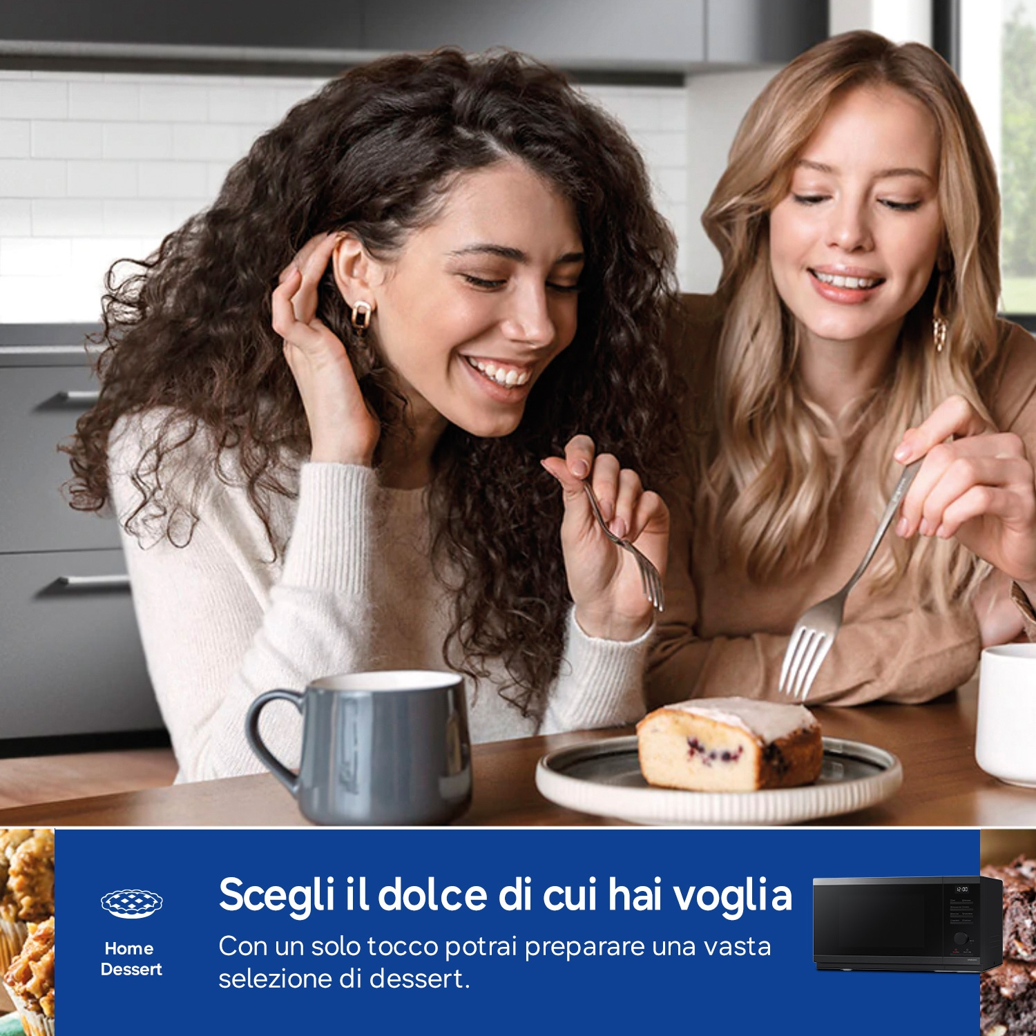 Due donne ridono e mangiano torta in cucina.
