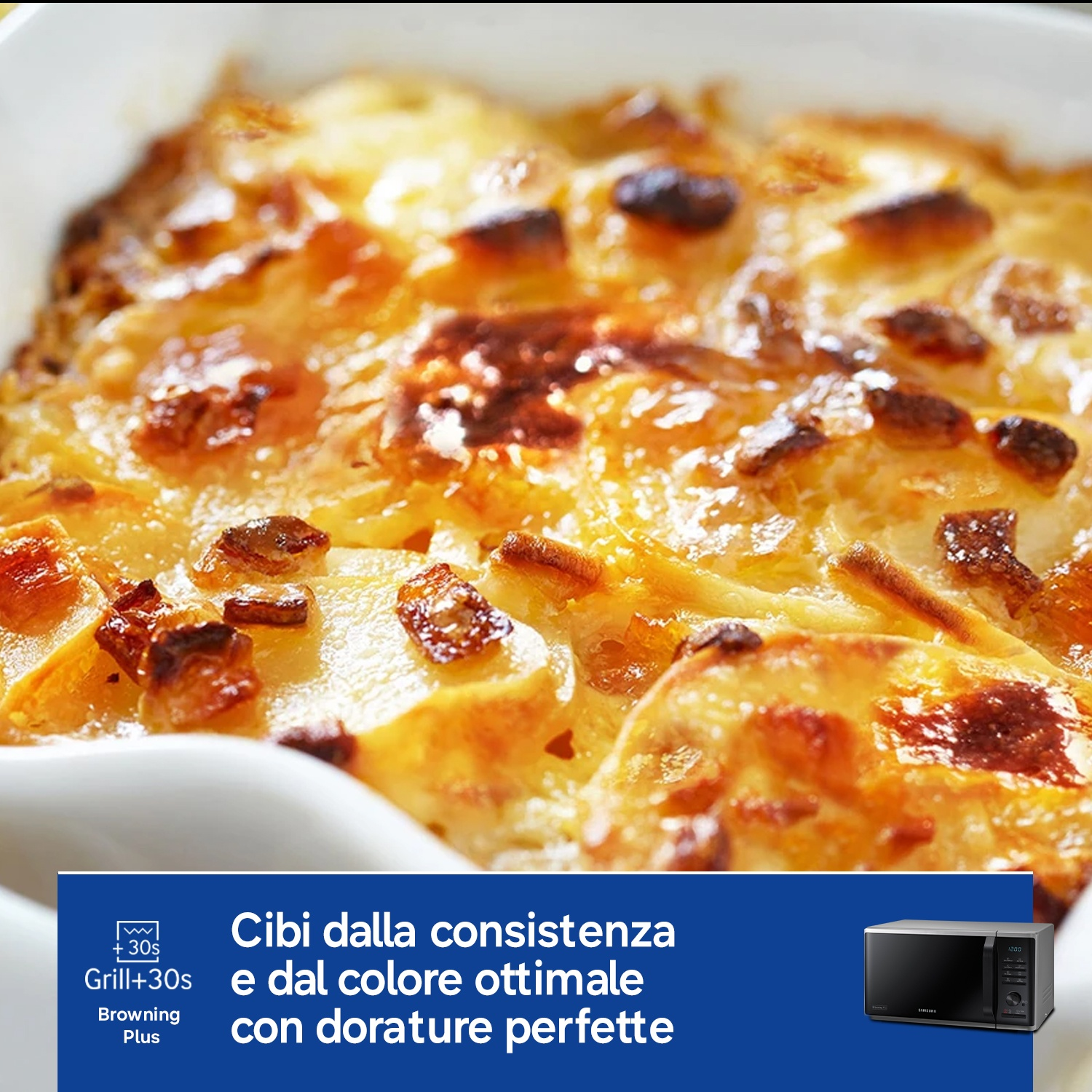 Patate al forno con crosta croccante in una teglia bianca.