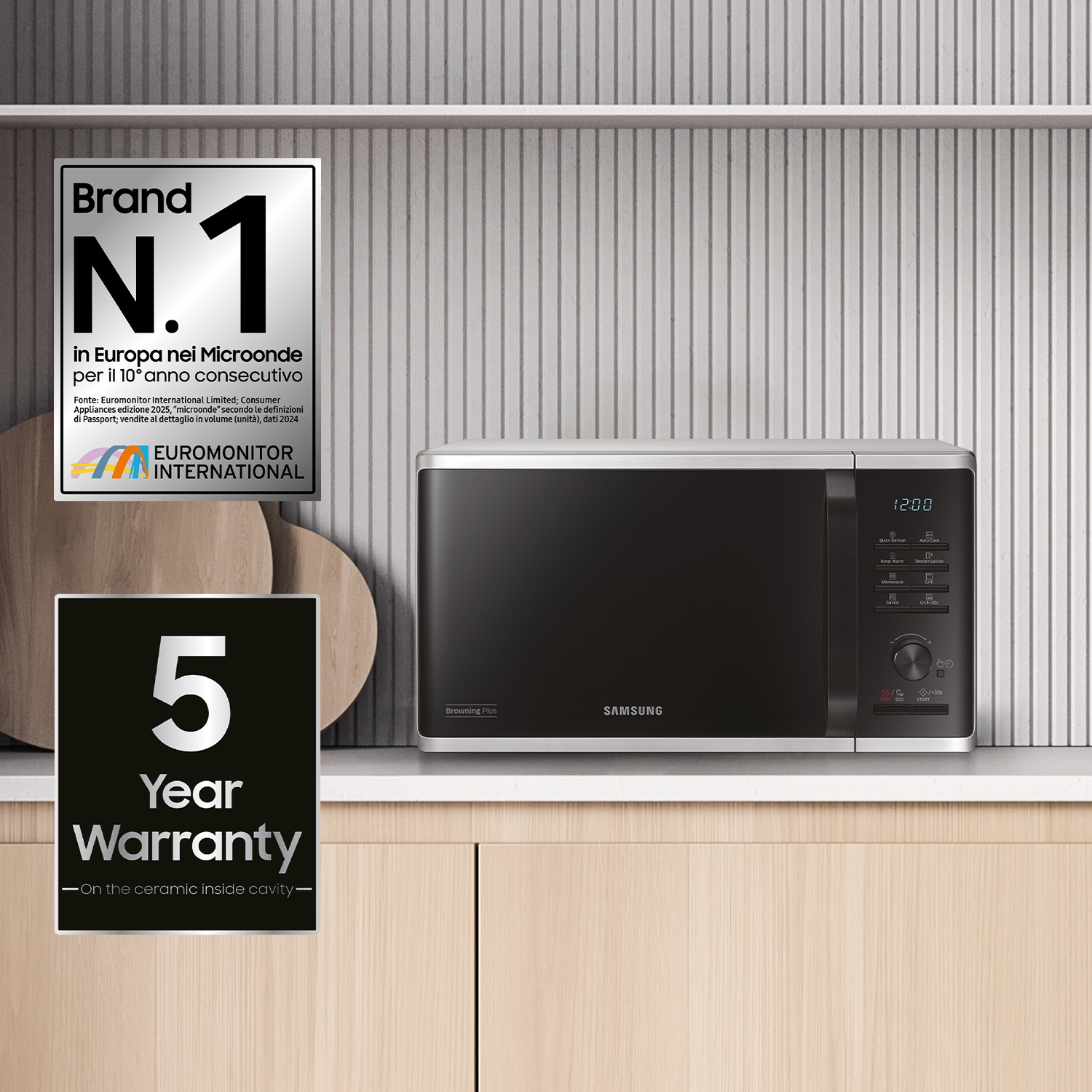 Un forno a microonde Samsung con display digitale e pannello di controllo.