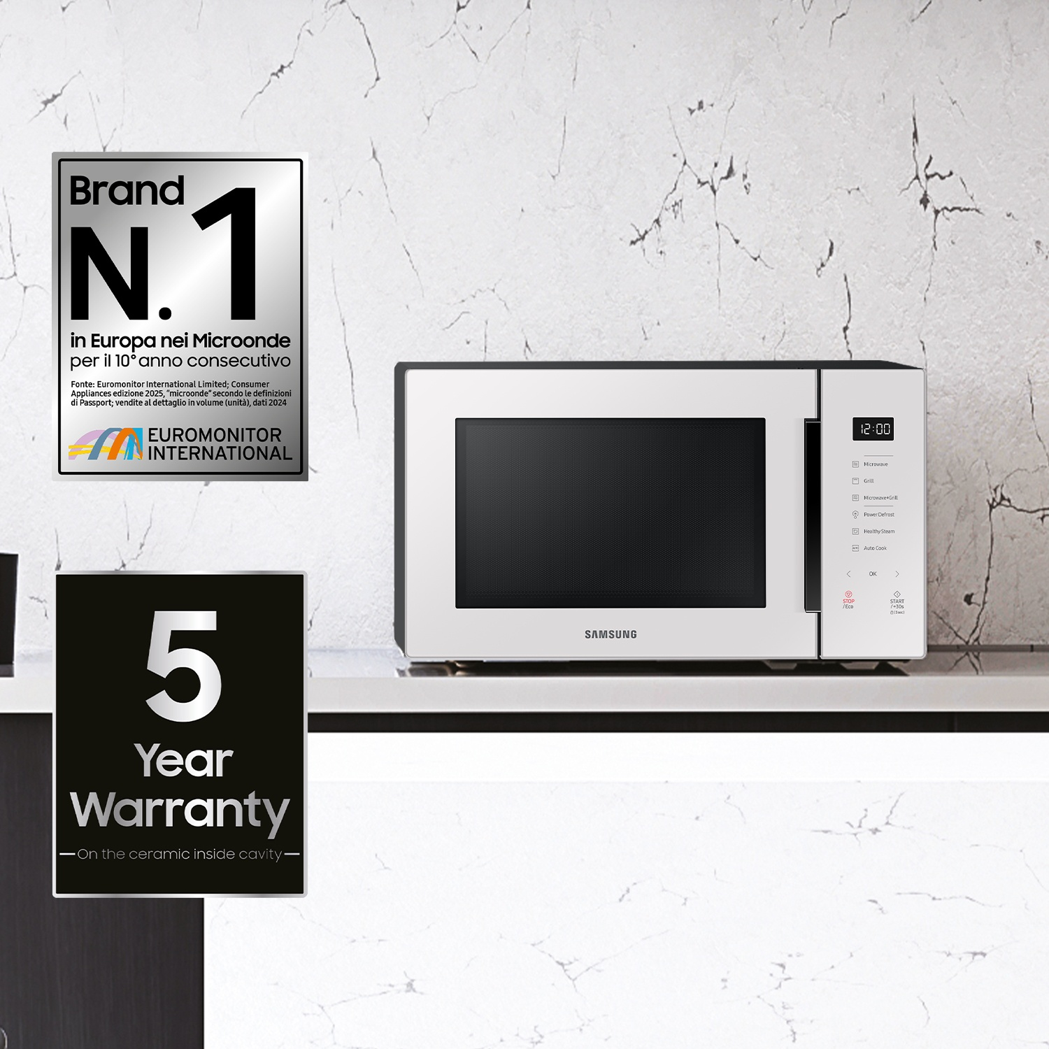 Un microonde Samsung bianco con sigillo di marca N.1 e garanzia 5 anni.