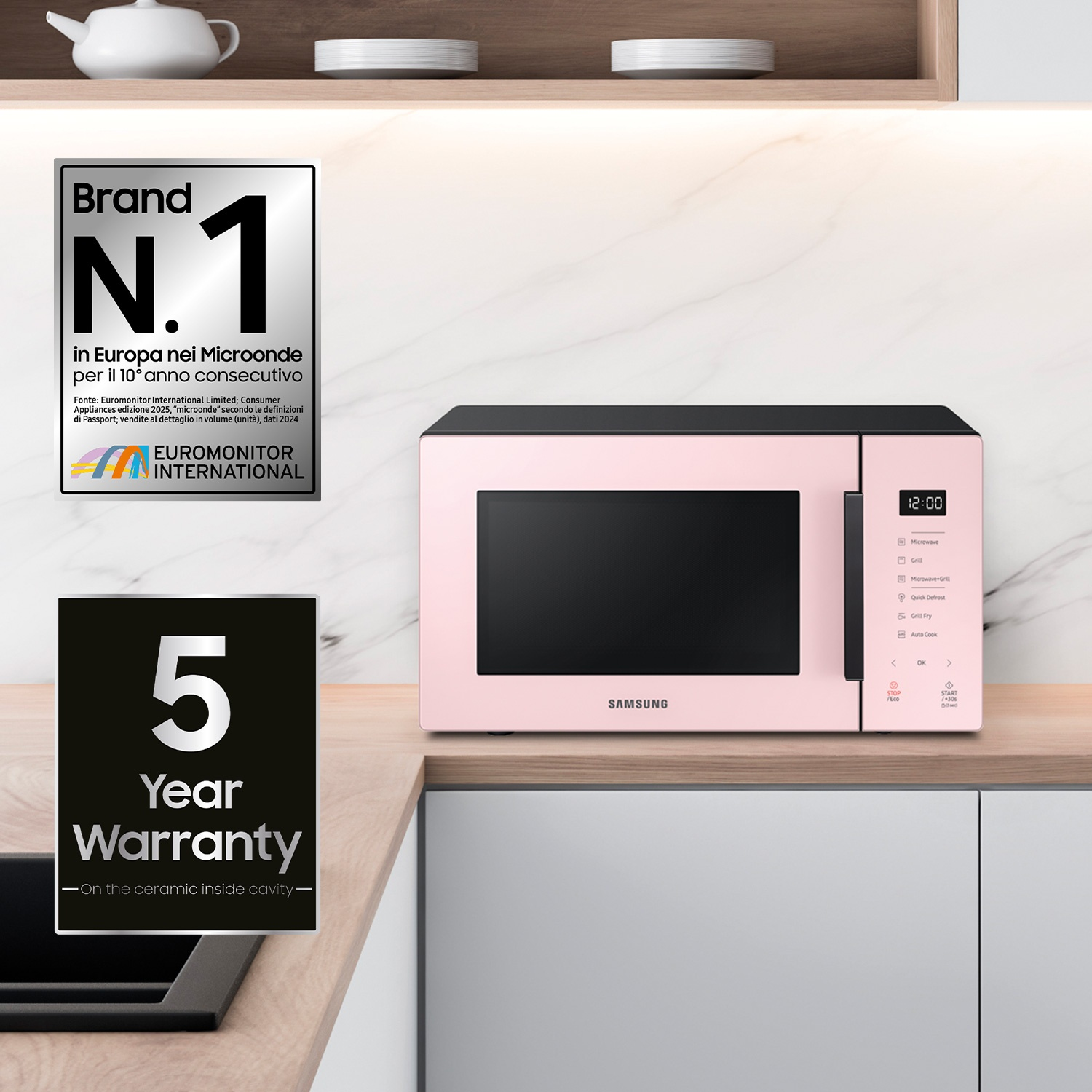 Un microonde Samsung rosa su un piano di lavoro con adesivi di garanzia e marchio.