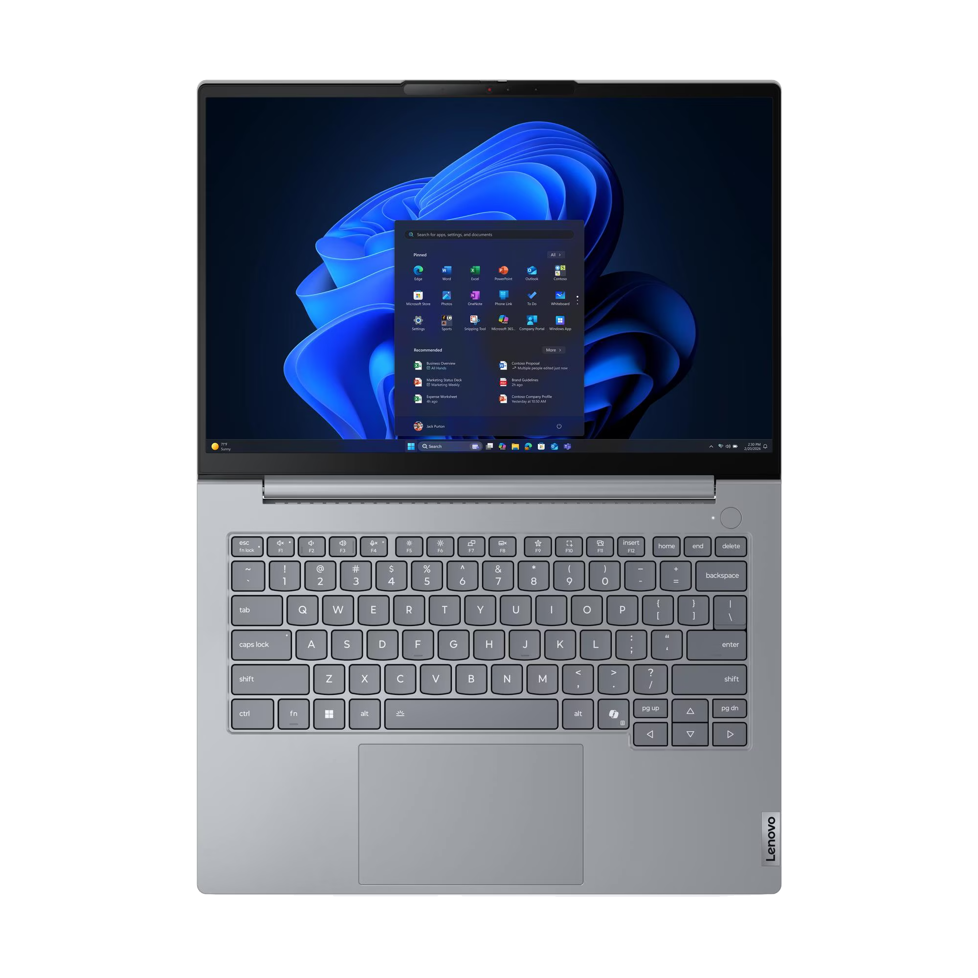 Un portátil plateado con Windows 11 y teclado está abierto.