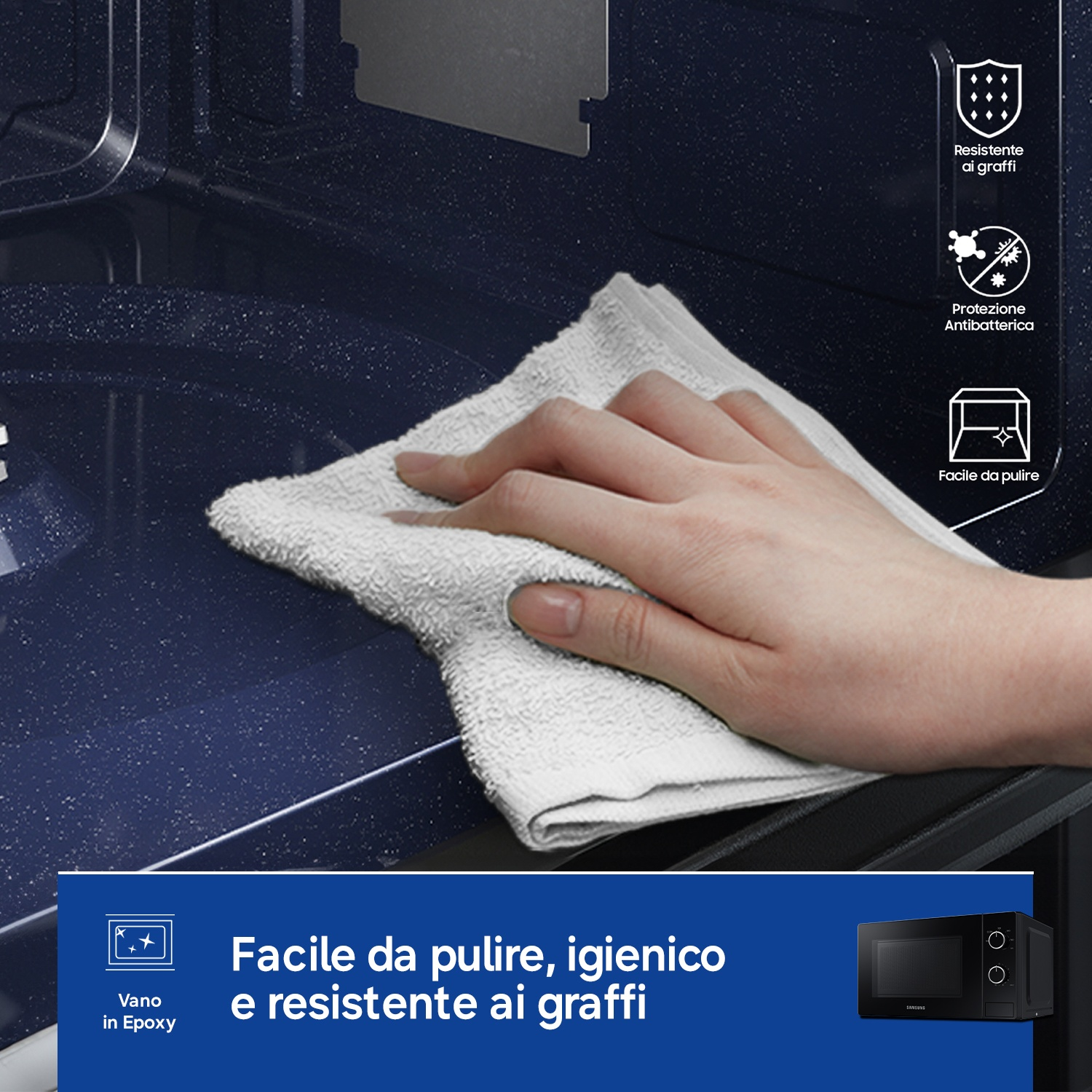 Una mano pulisce l'interno blu del microonde con un panno bianco. Caratteristiche.