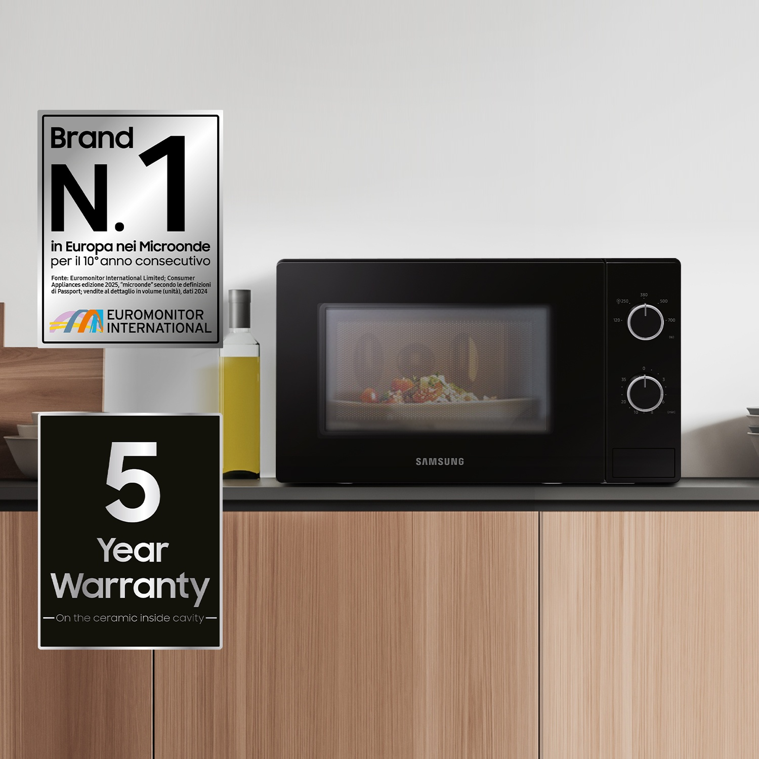 Microonde nero con adesivi "Brand N.1" e "5 anni di garanzia" nelle vicinanze.
