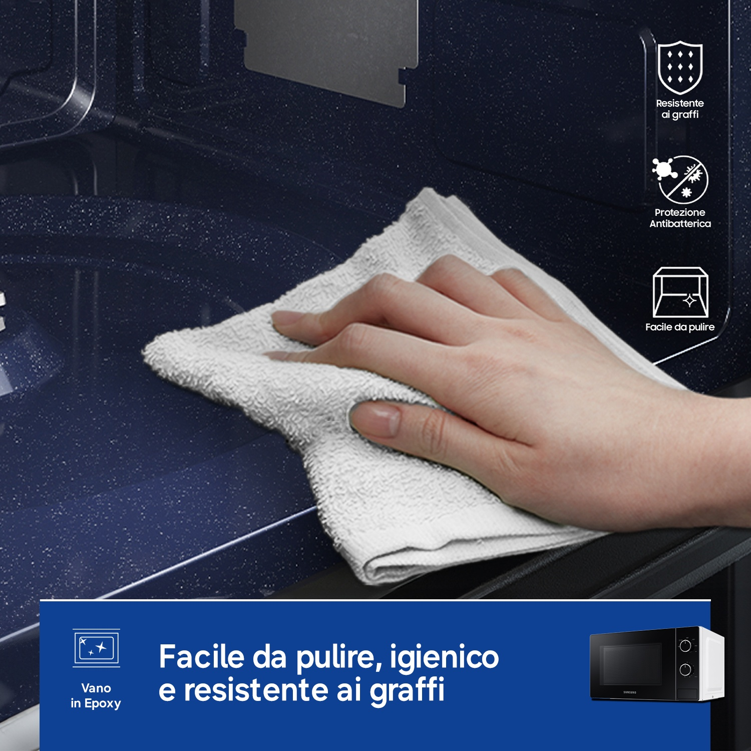 Una mano pulisce l'interno blu di un forno a microonde con un panno bianco.