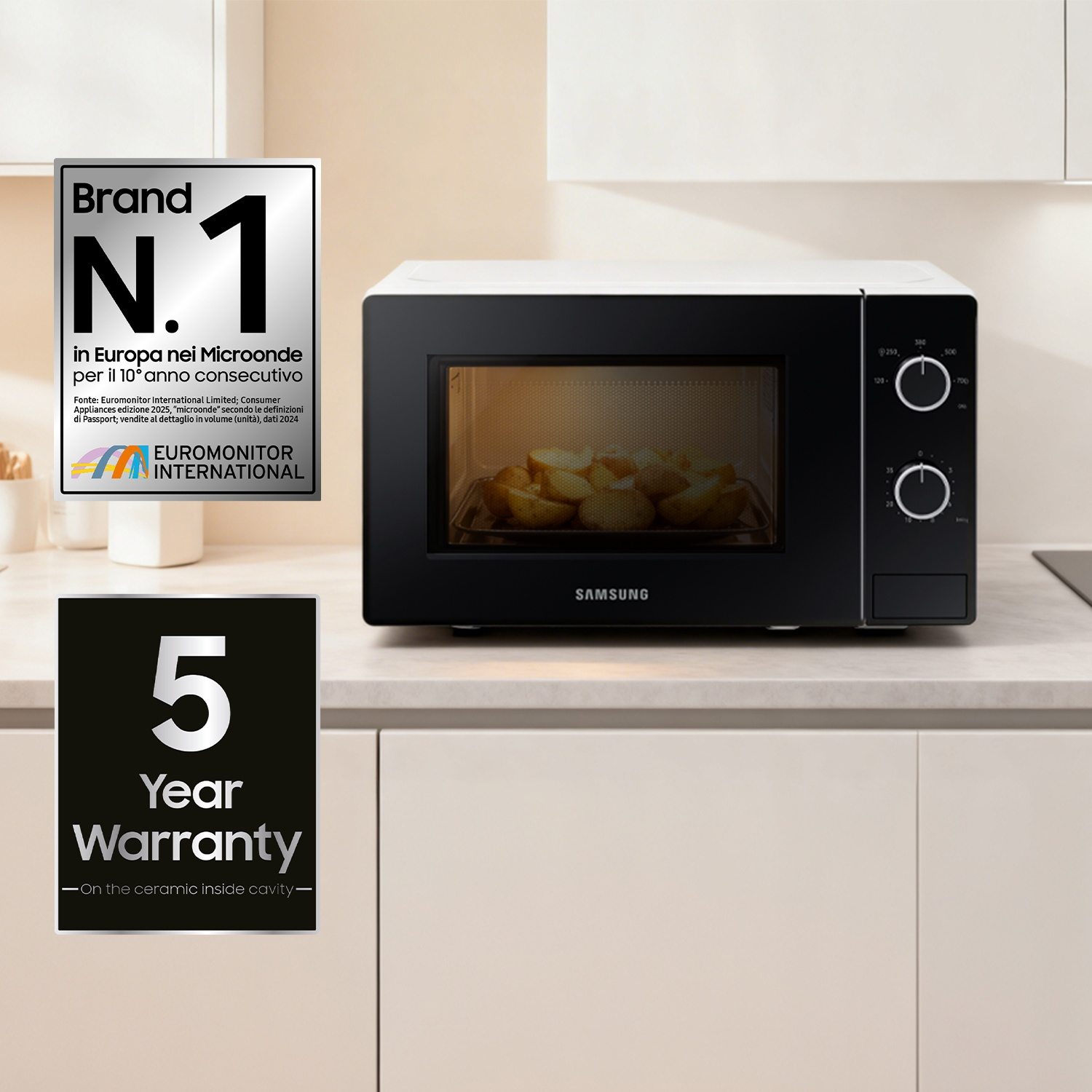 Microonde Samsung nero con manopole, interno mostra patate su vassoio.