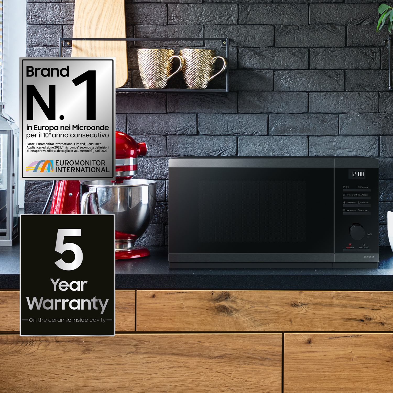 Forno a microonde nero con adesivi "Brand N.1" e "5 Year Warranty".