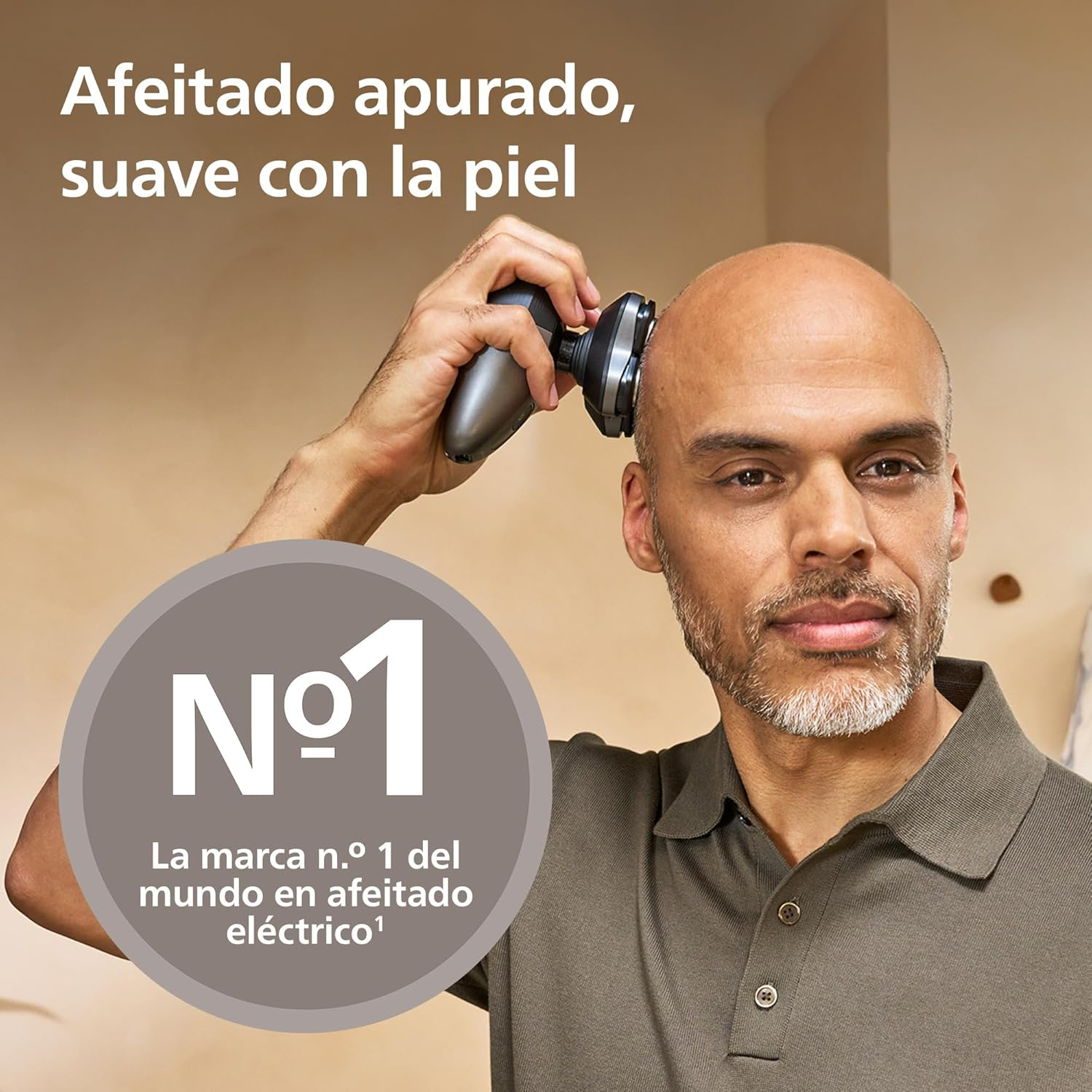Hombre usando una afeitadora eléctrica en su cabeza. Marca nº 1.
