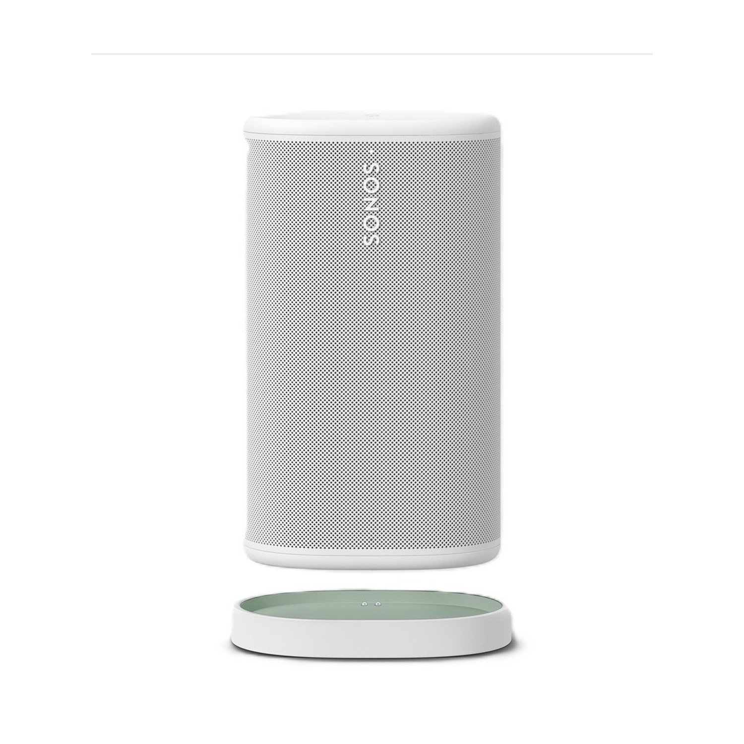 Un altoparlante Sonos bianco si trova sopra una base di ricarica verde.