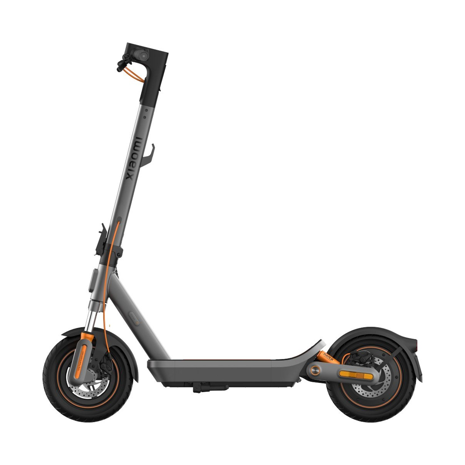 Monopattino elettrico Xiaomi grigio con accenti arancioni su sfondo bianco.