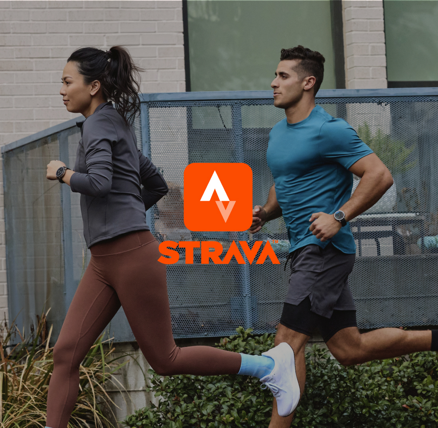 Un hombre y una mujer corren uno al lado del otro. El logo de Strava está superpuesto.