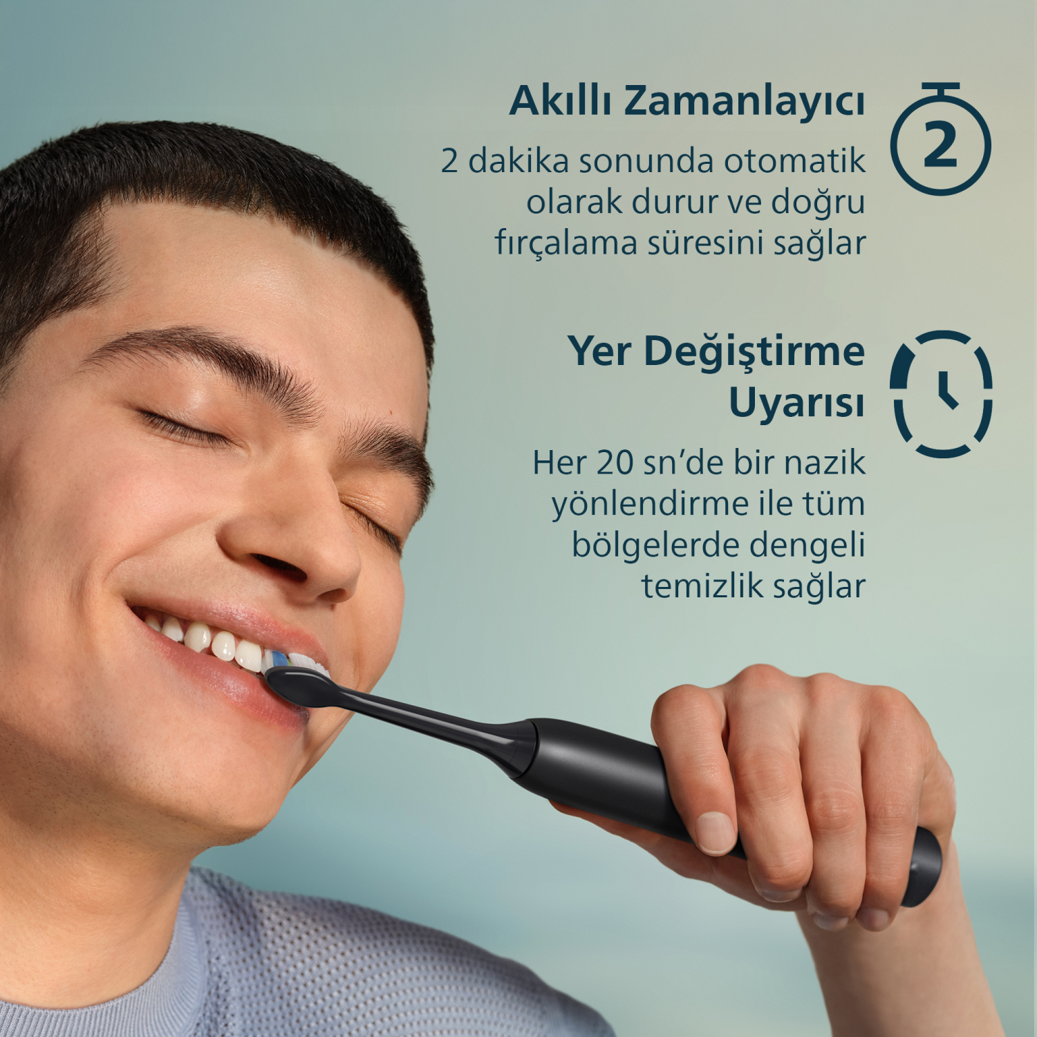 Erkek siyah elektrikli diş fırçasıyla dişlerini fırçalıyor. Zamanlayıcı.