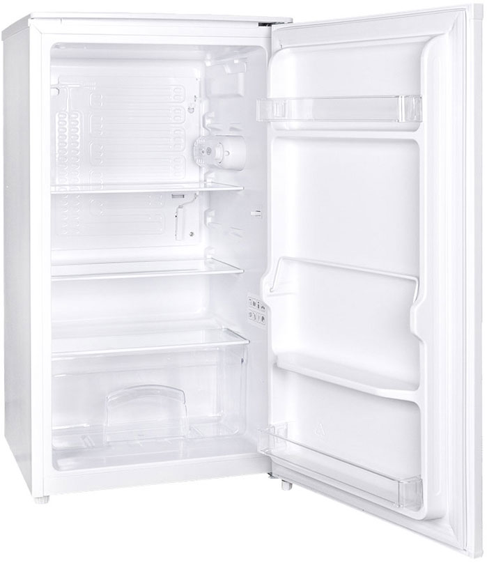 Ein leerer weißer Kühlschrank mit offener Tür und Regalen.