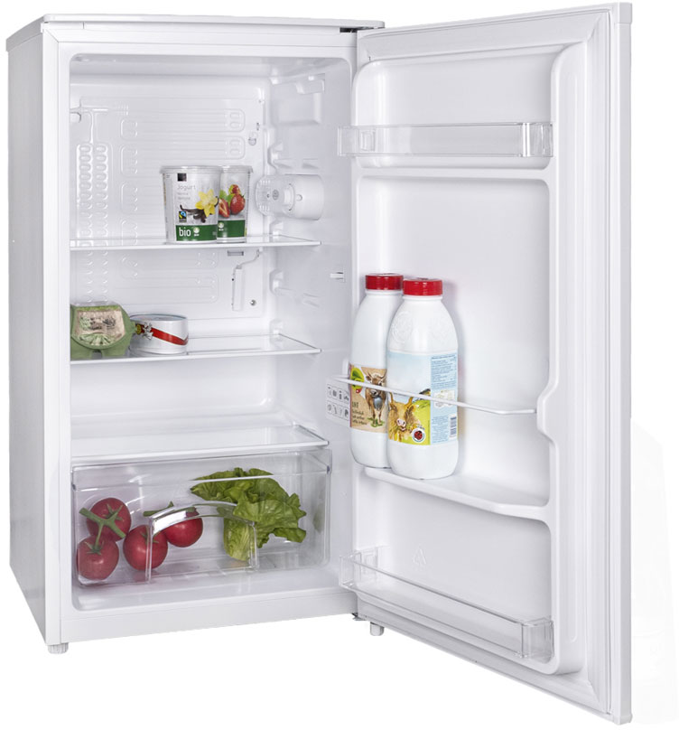 Offener weißer Kühlschrank mit Joghurt, Dosen, Flaschen und Gemüse.