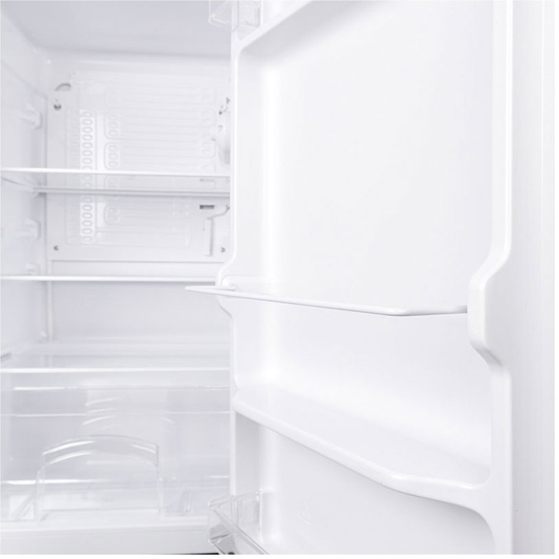 Leerer weißer Kühlschrank mit Regalen und Schubladen.