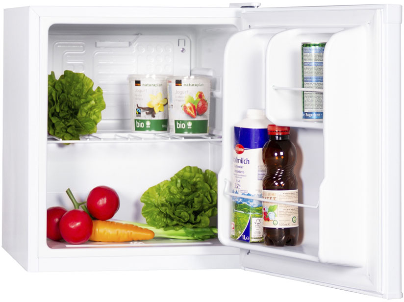 Ein offener Kühlschrank mit Joghurt, Salat, Tomaten, Karotten, Milch und Saft.