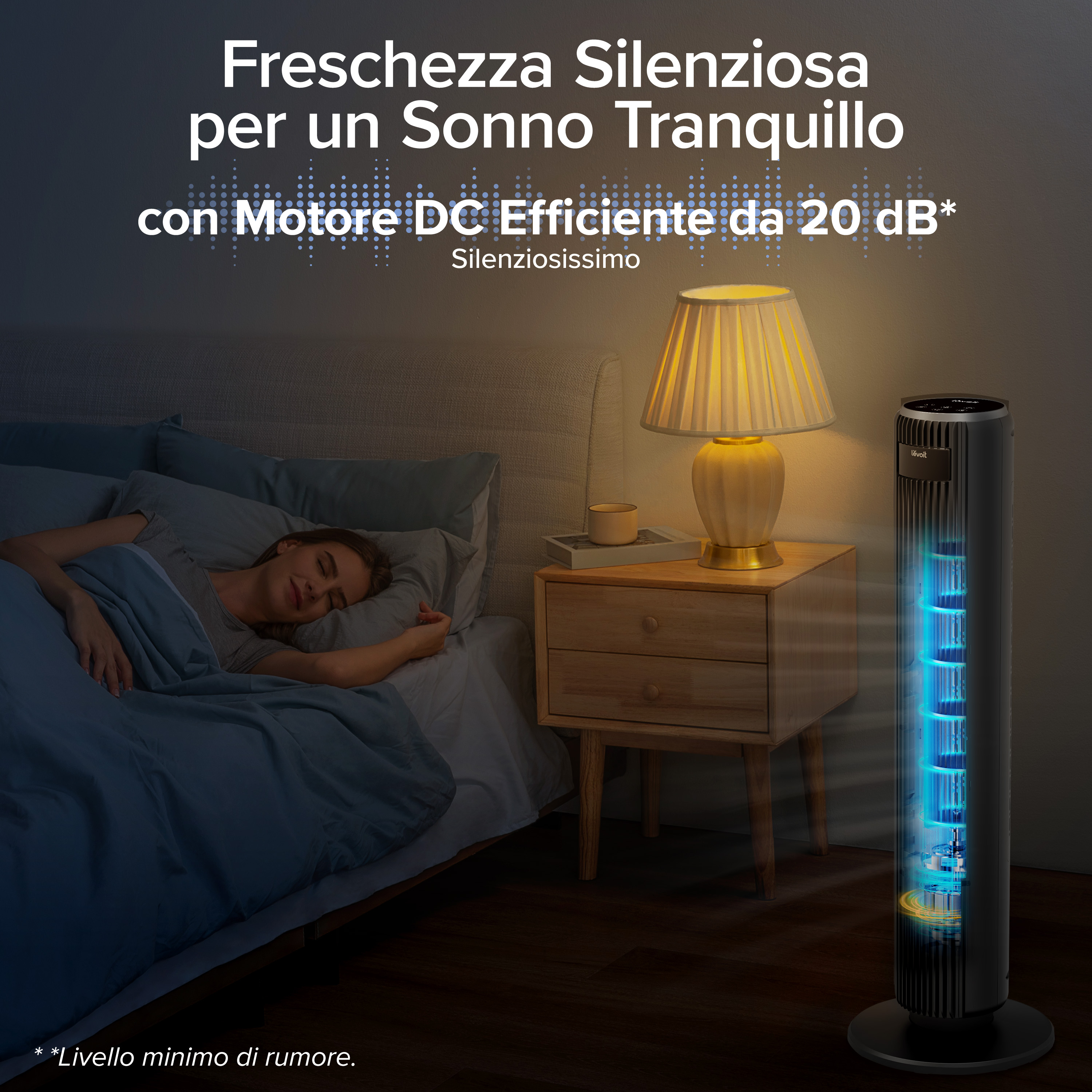 Una donna dorme a letto, comodino con lampada e ventilatore a torre.