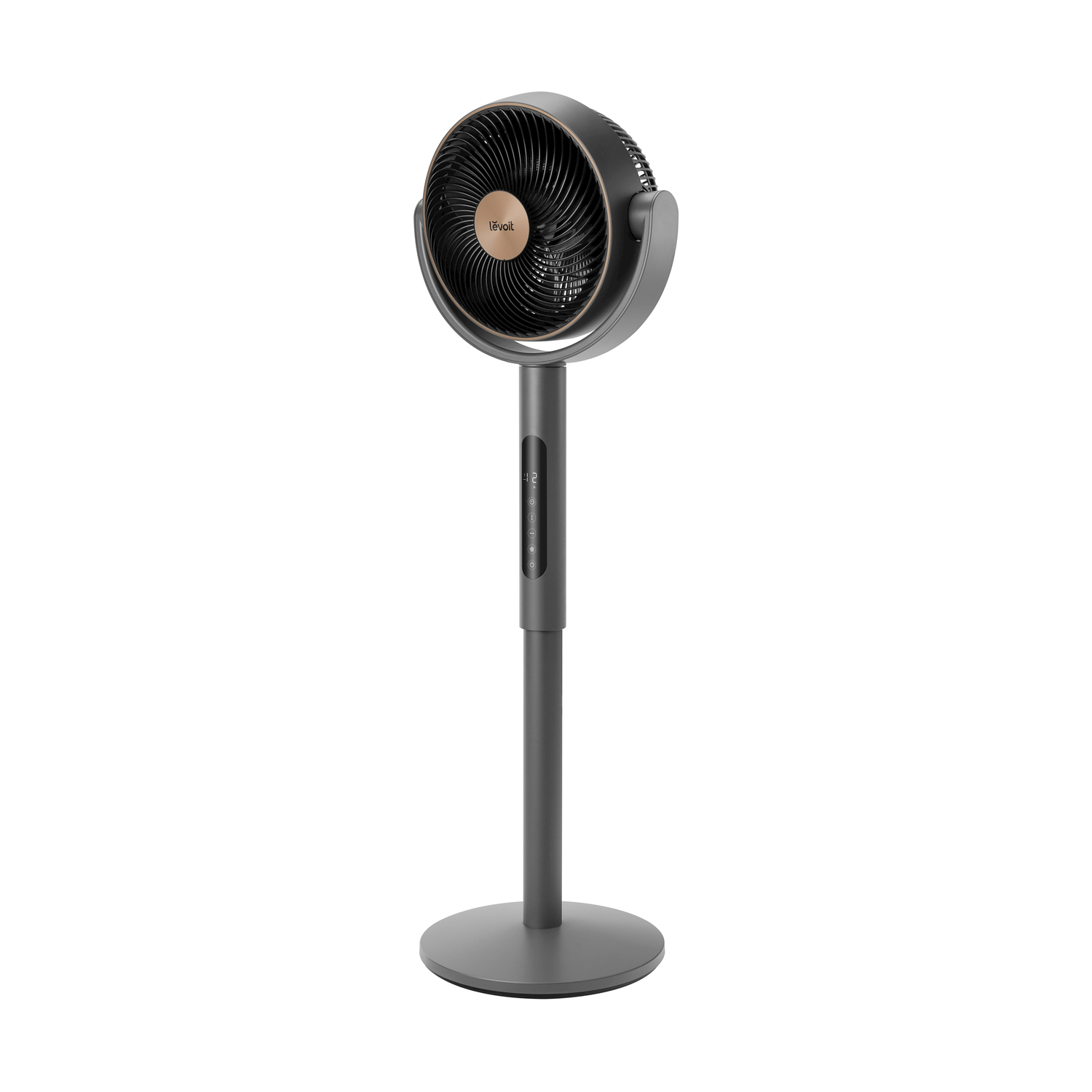 Un ventilatore da terra scuro con griglia rotonda e logo dorato. Isolato su bianco.