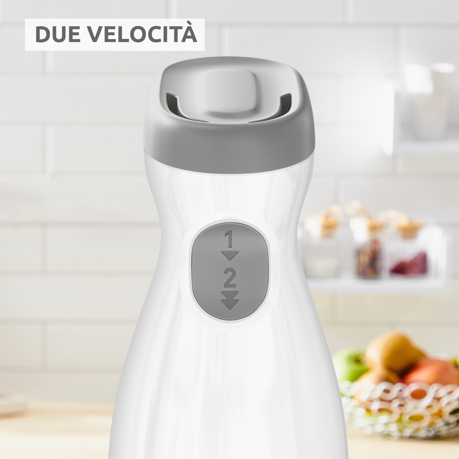 Frullatore a immersione bianco con controlli grigi e testo "Due Velocità".