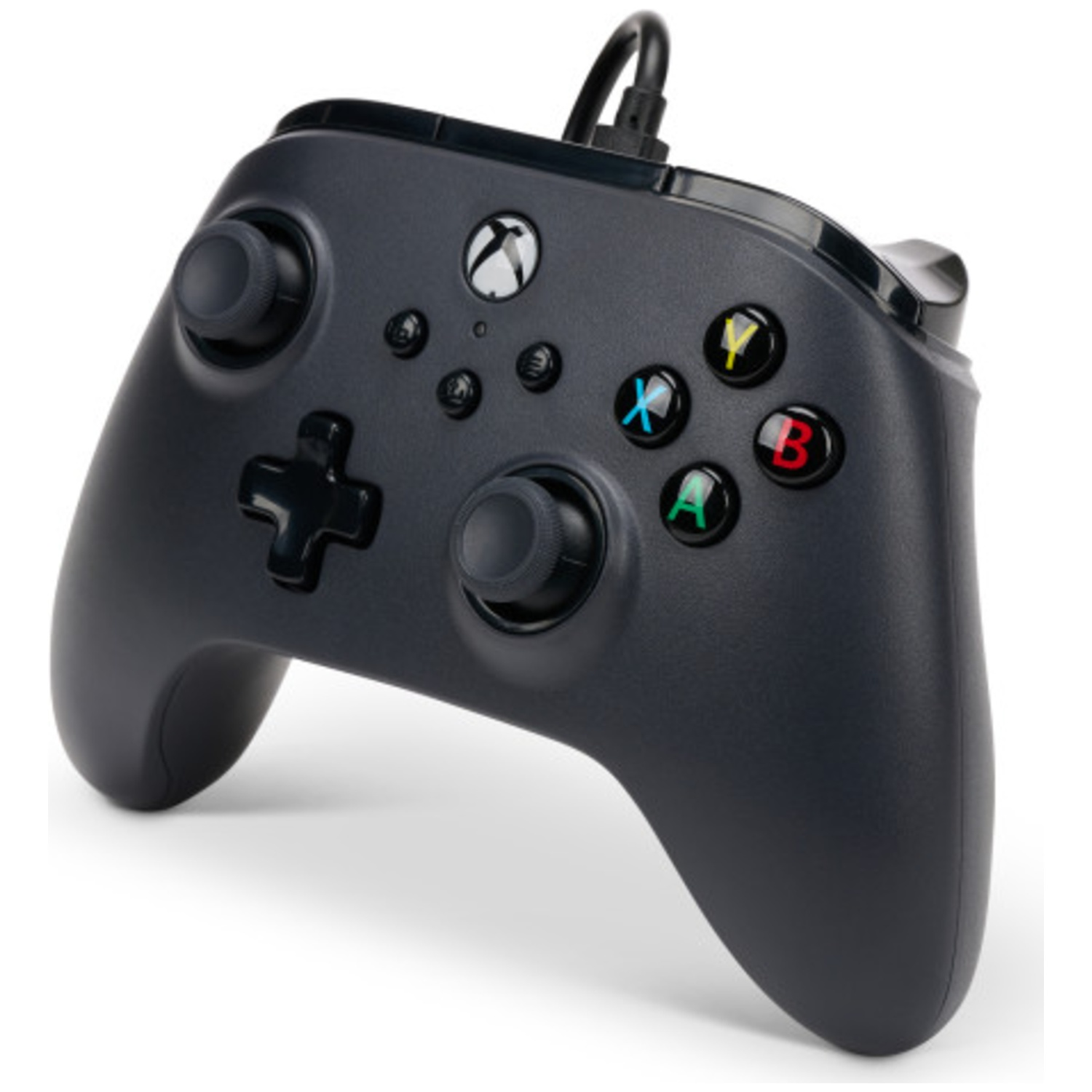 Een zwarte Xbox controller met kabel, rustend op een witte achtergrond.