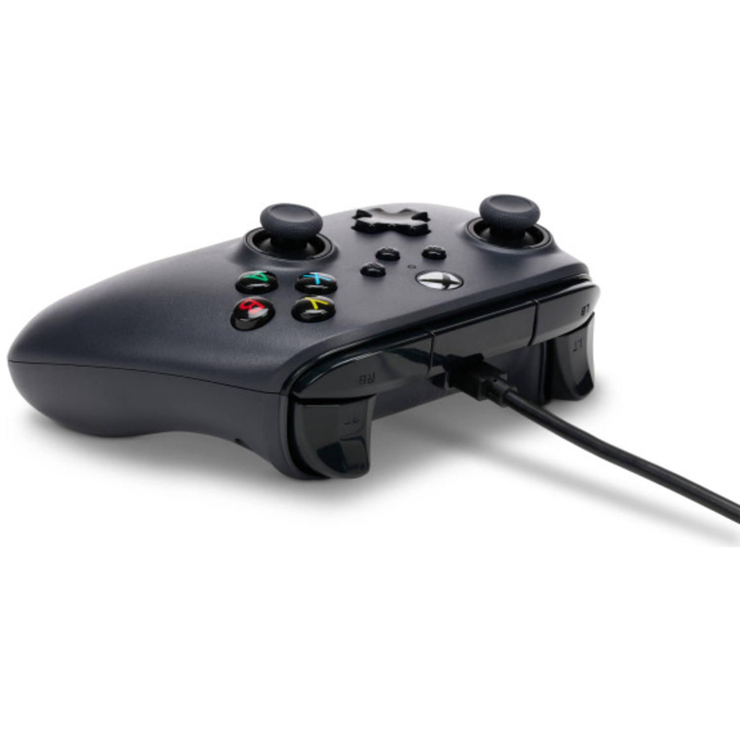 Een zwarte Xbox controller met een aangesloten kabel