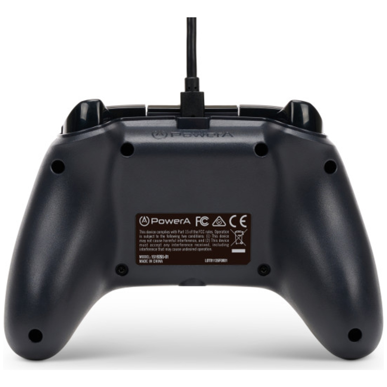 Achterkant van een zwarte controller met kabel en FCC-logo.