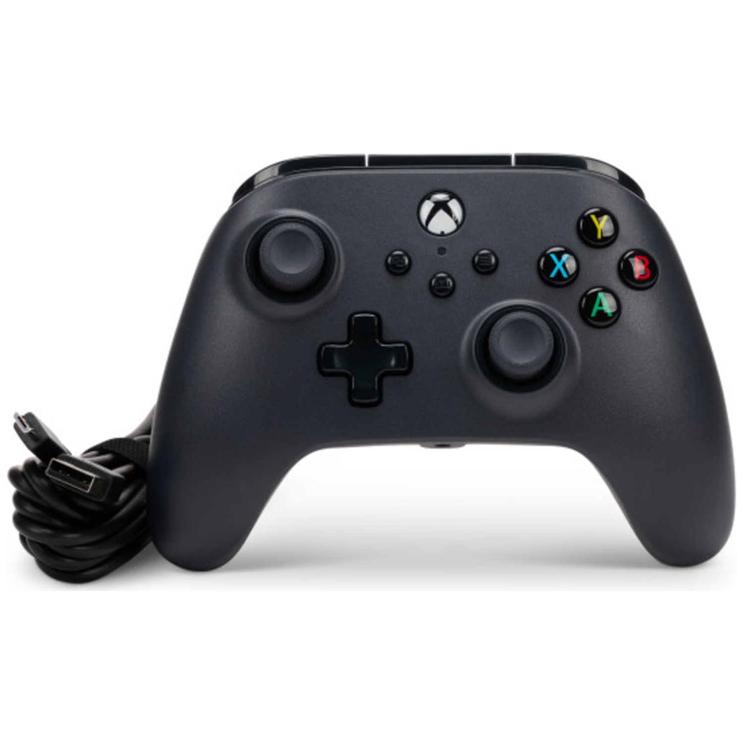 Een zwarte Xbox controller met USB-kabel op witte achtergrond.