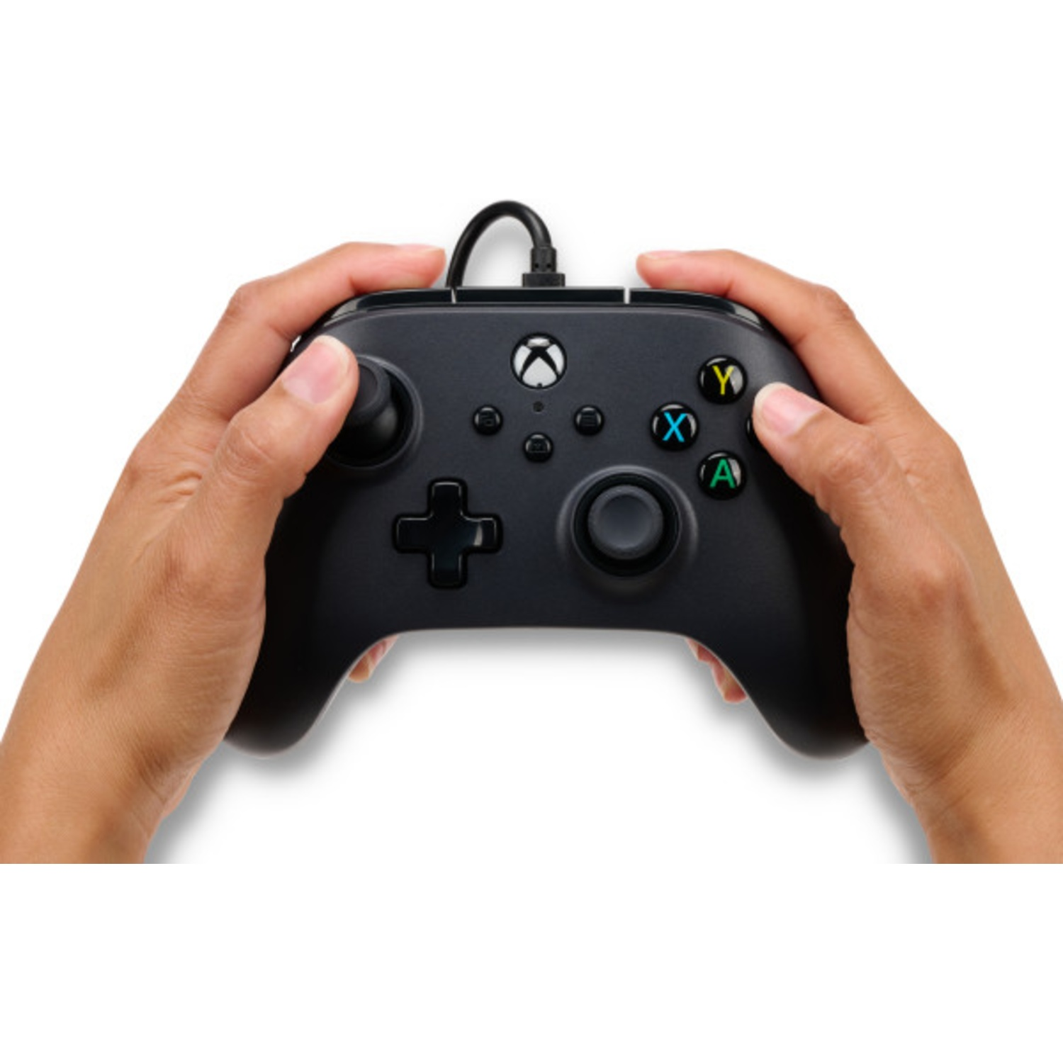 Handen houden een zwarte Xbox-controller met kabel vast.